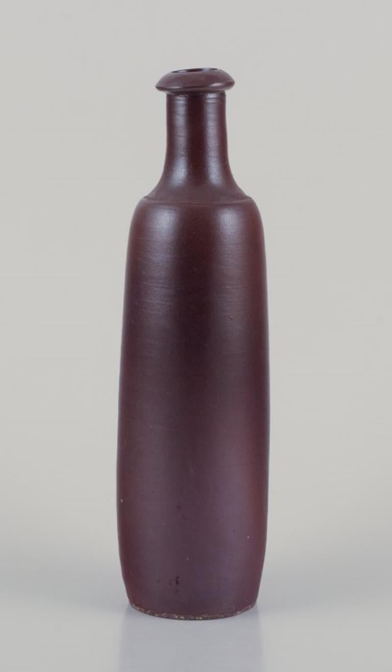Francese Ceramista francese. Vaso in ceramica unico nel suo genere. Forma snella. Smalto marrone. Metà del XX secolo. in vendita