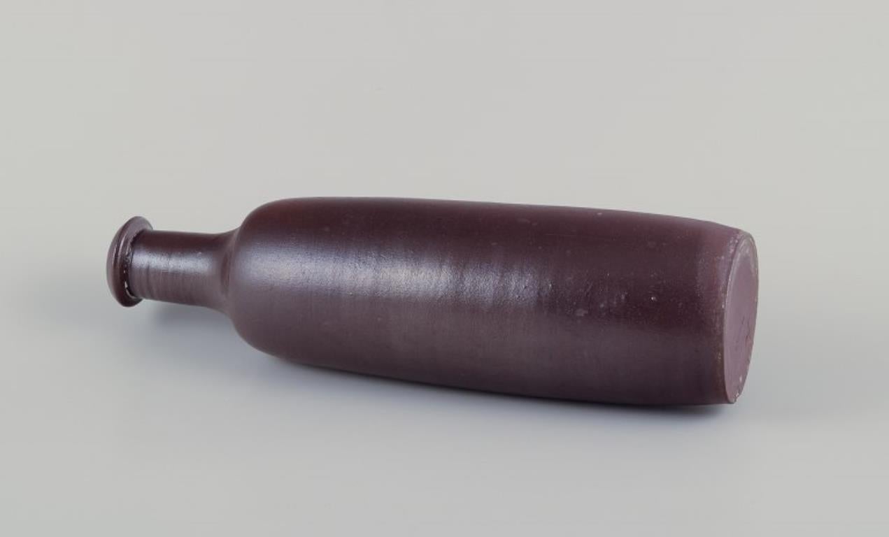 Smaltato Ceramista francese. Vaso in ceramica unico nel suo genere. Forma snella. Smalto marrone. Metà del XX secolo. in vendita