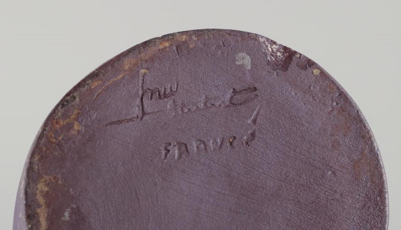 Ceramista francese. Vaso in ceramica unico nel suo genere. Forma snella. Smalto marrone. Metà del XX secolo. In condizioni ottime in vendita a Copenhagen, DK