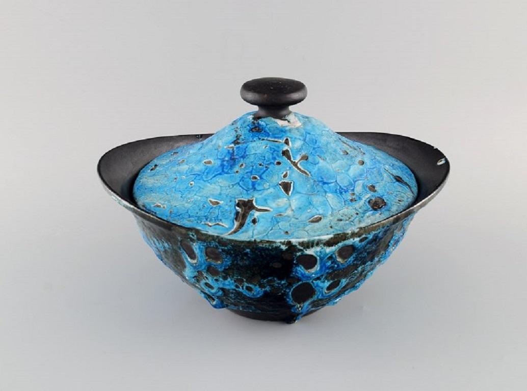 Ceramista francese. Grande ciotola con coperchio in gres smaltato.
Bellissimo smalto con sfumature azzurre. Ceramica unica e di alta qualità. Metà del XX secolo.
Misure: 26 x 17 cm.
In ottime condizioni.
