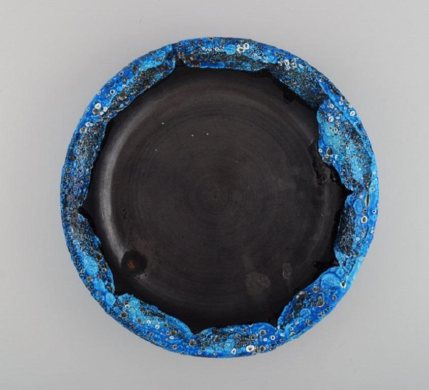 French ceramist. 
Two round serving dishes / bowls in glazed stoneware. 
Beautiful glaze in azure shades. Unique, high-quality ceramics. 
Mid-20th century.
Measures: 32.5 x 5.5 cm.
In excellent condition.