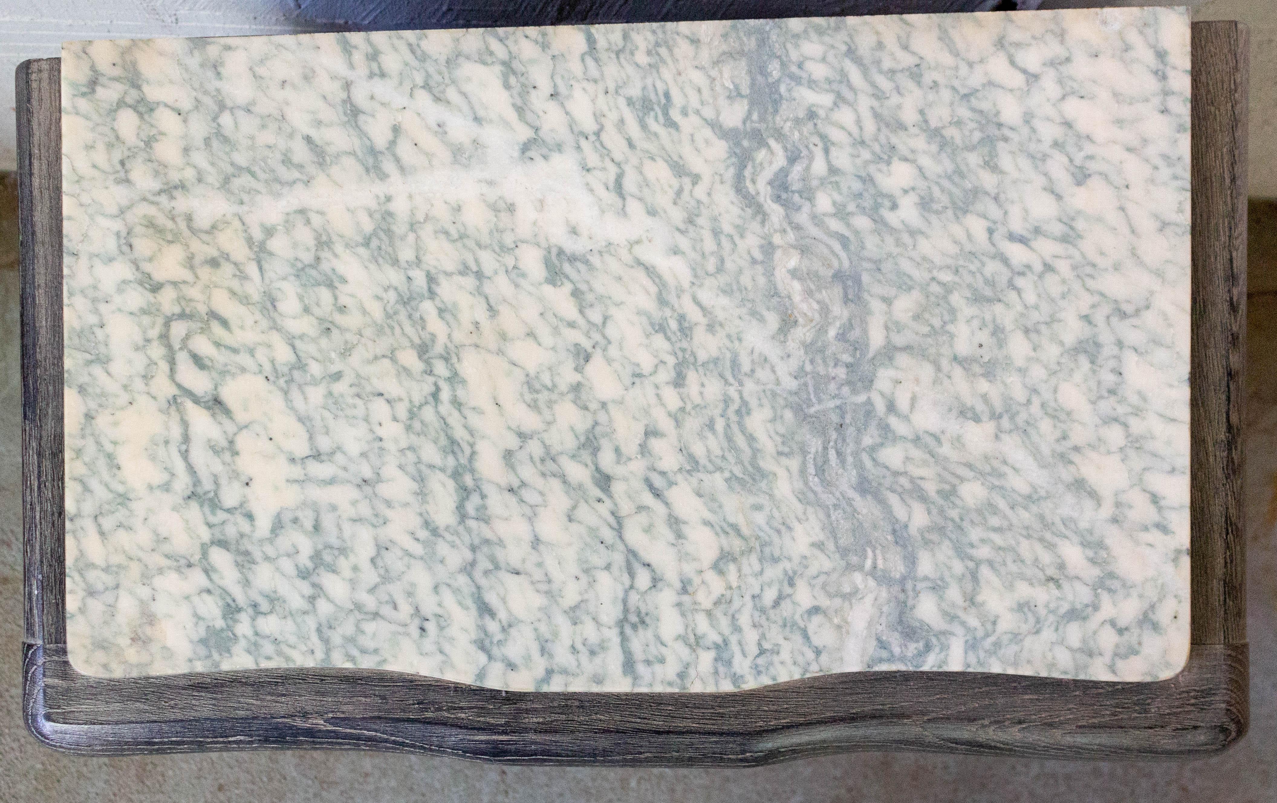 Table de nuit cérusée française Table de chevet avec plateau en marbre, 1940 Bon état - En vente à Labrit, Landes