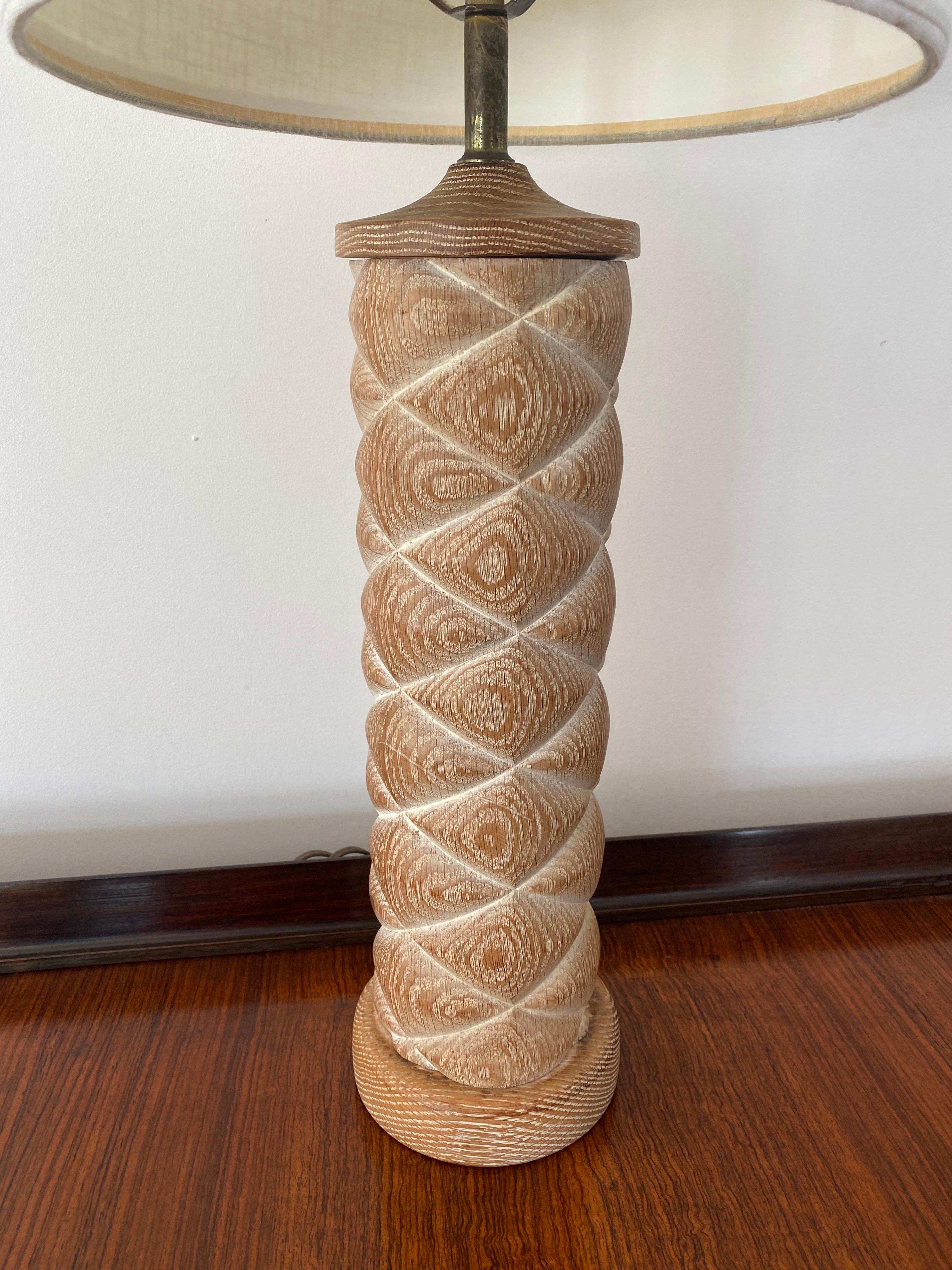 Une lampe de table française cylindrique en chêne cérusé. Comprend une harpe et un fleuron coordonnés.

L'ombre est destinée à être exposée. La lampe mesure 32,5 po de haut, y compris la harpe et le fleuron, et 21 po de haut jusqu'au sommet de la
