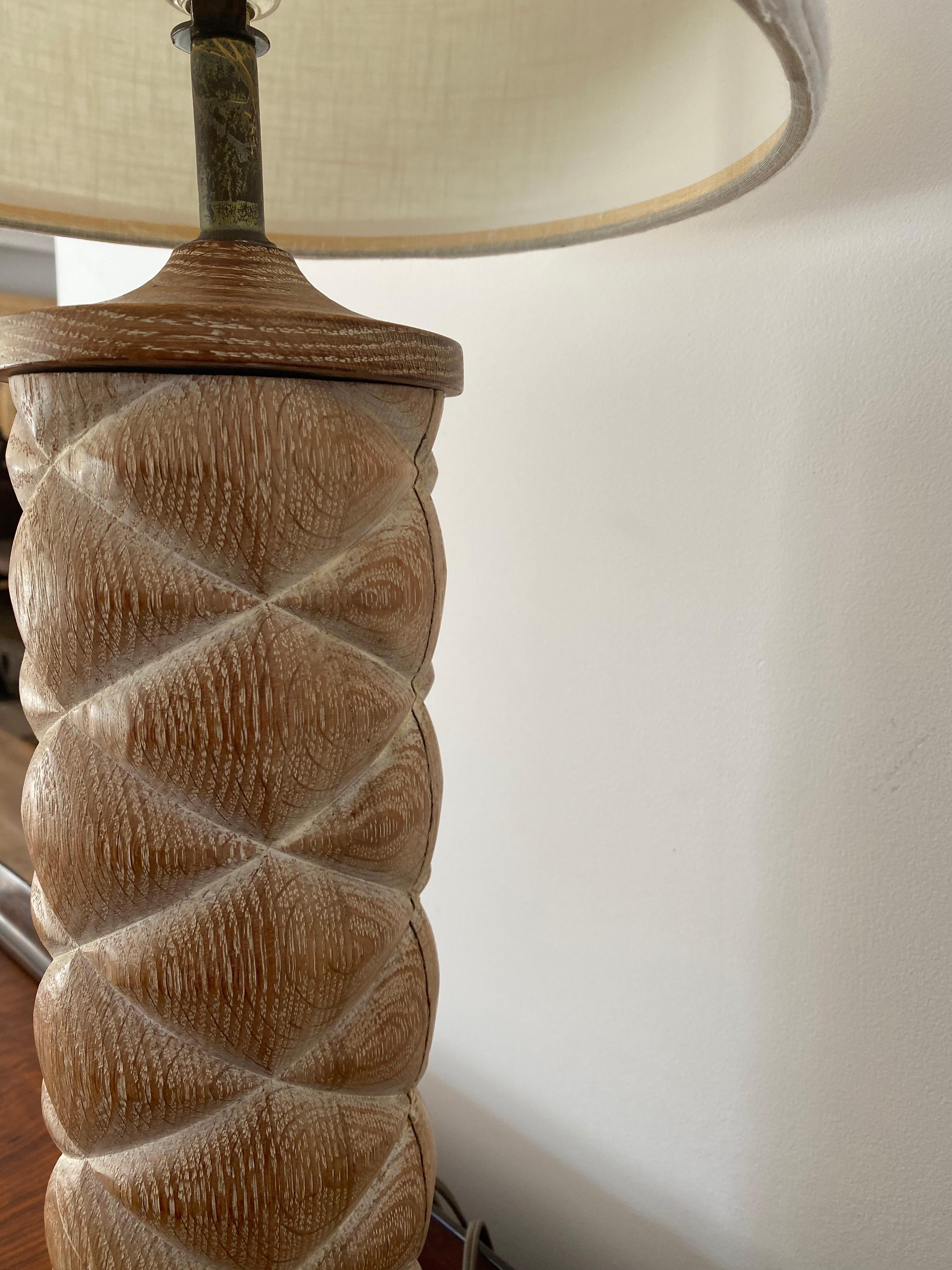 Mid-Century Modern Lampe de table en chêne cérusé français en vente
