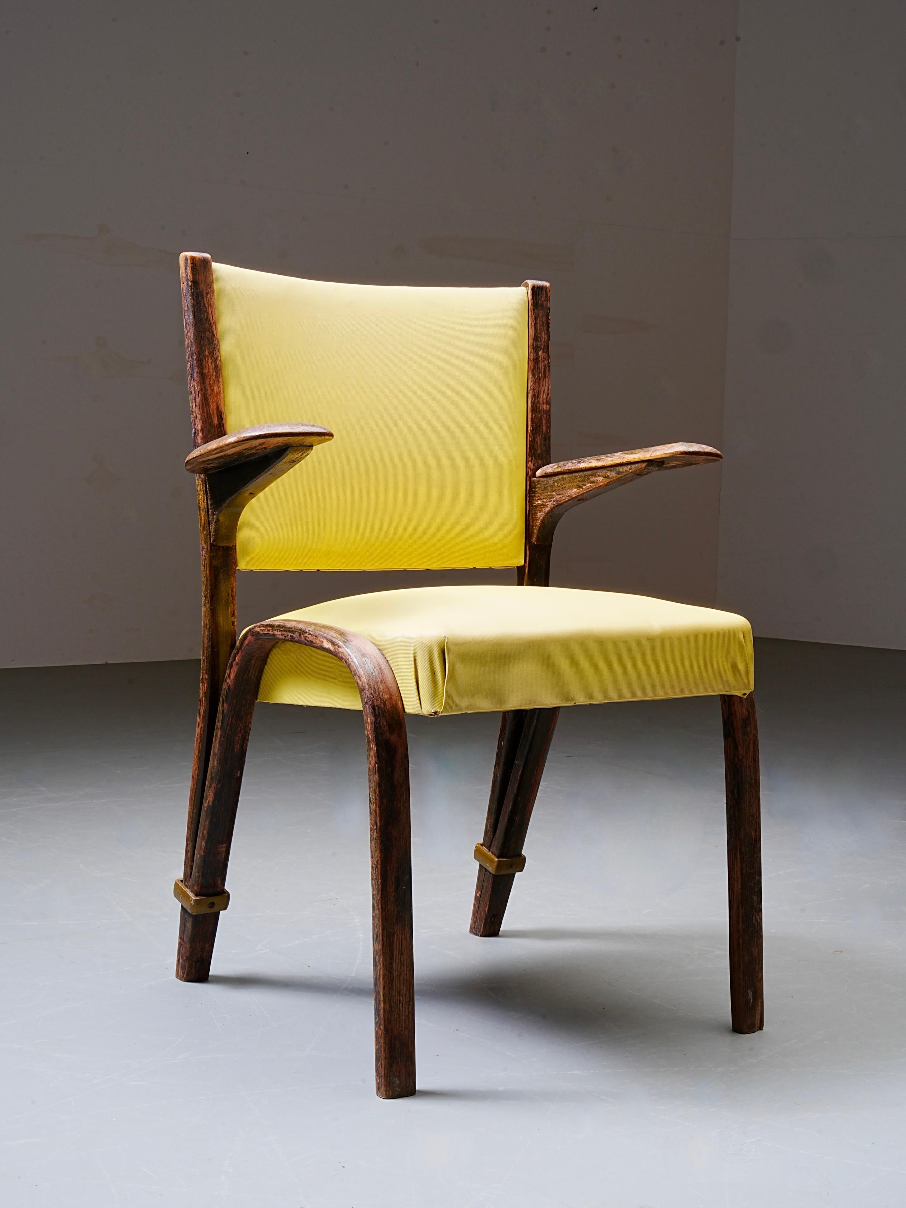 Silla francesa de madera y tapicería amarilla, Francia, a�ños 50

Este expresivo sillón fue fabricado por Bow Wood en Villeneuve-Saint-Georges, a las afueras de París. El armazón está hecho de madera laminada curvada con un acabado oscuro y