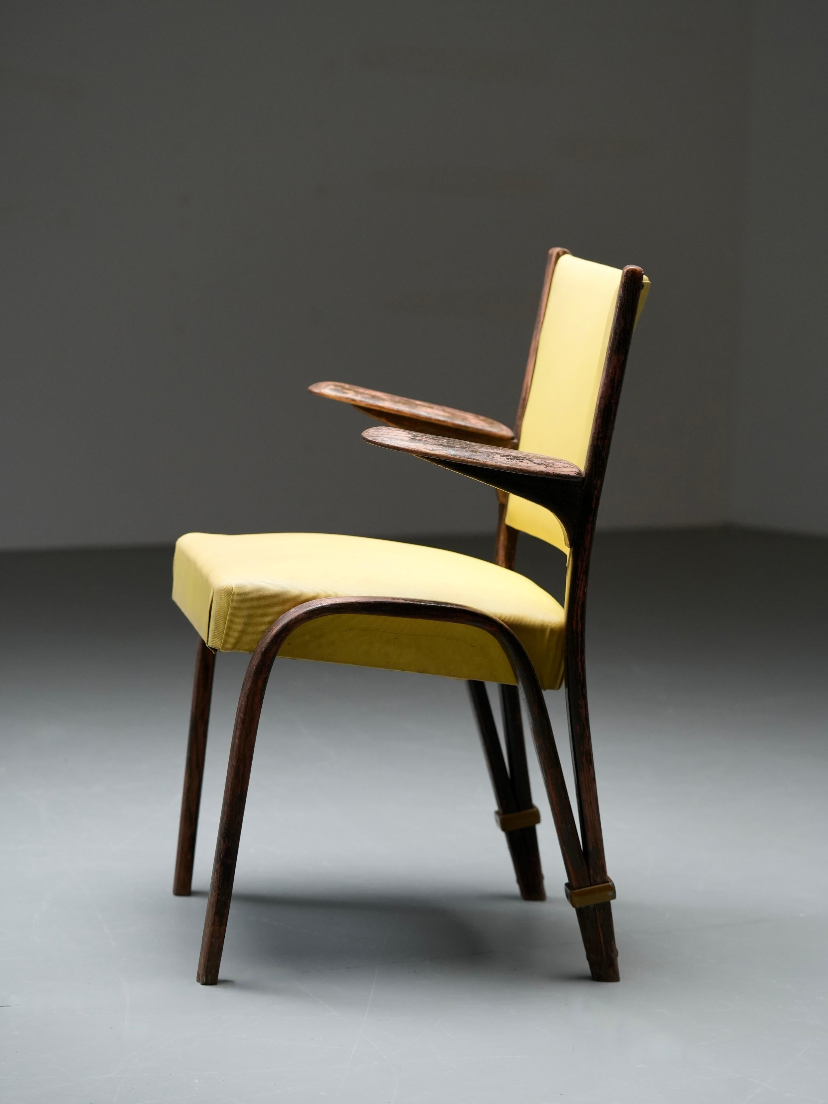 Silla francesa de madera y tapicería amarilla, Francia, años 50 Francés en venta
