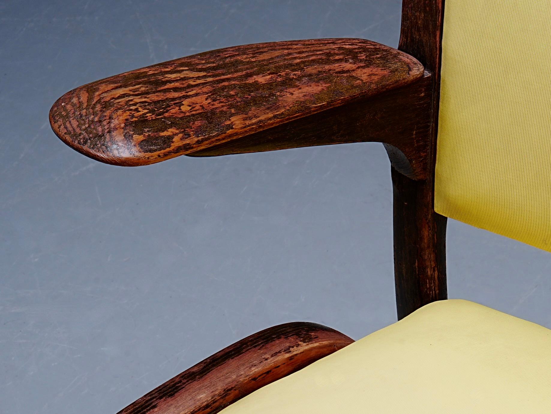 Silla francesa de madera y tapicería amarilla, Francia, años 50 siglo XX en venta
