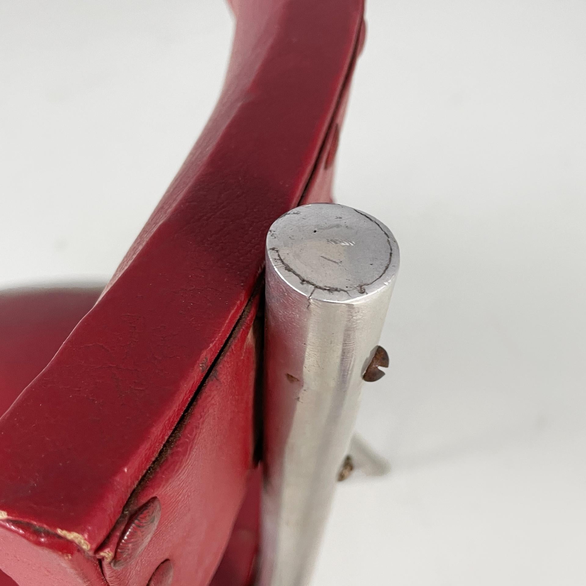Chaises françaises en faux cuir rouge et métal, années 1930 en vente 3
