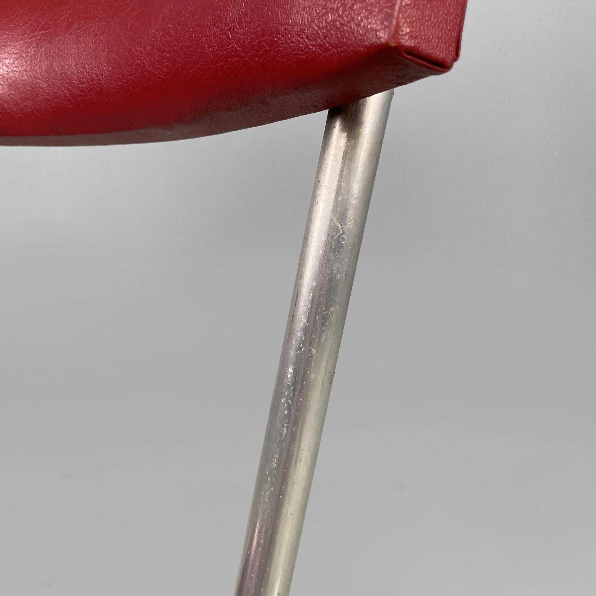 Chaises françaises en faux cuir rouge et métal, années 1930 en vente 4