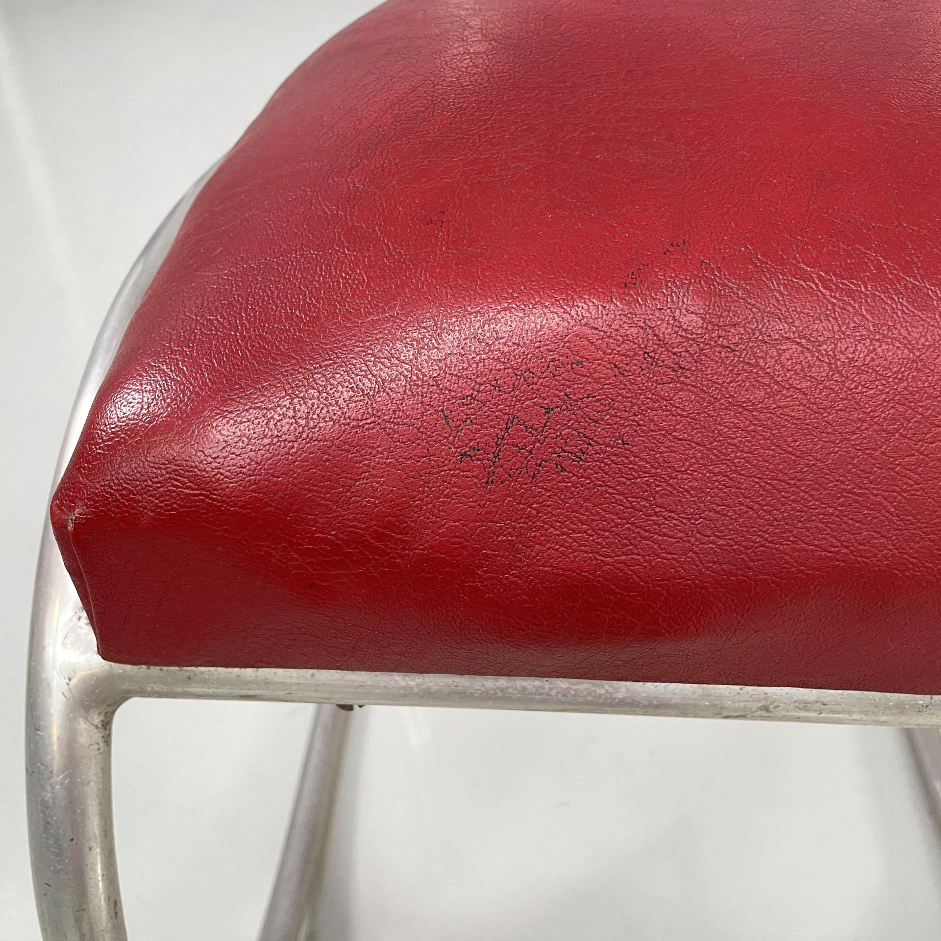 Chaises françaises en faux cuir rouge et métal, années 1930 en vente 6