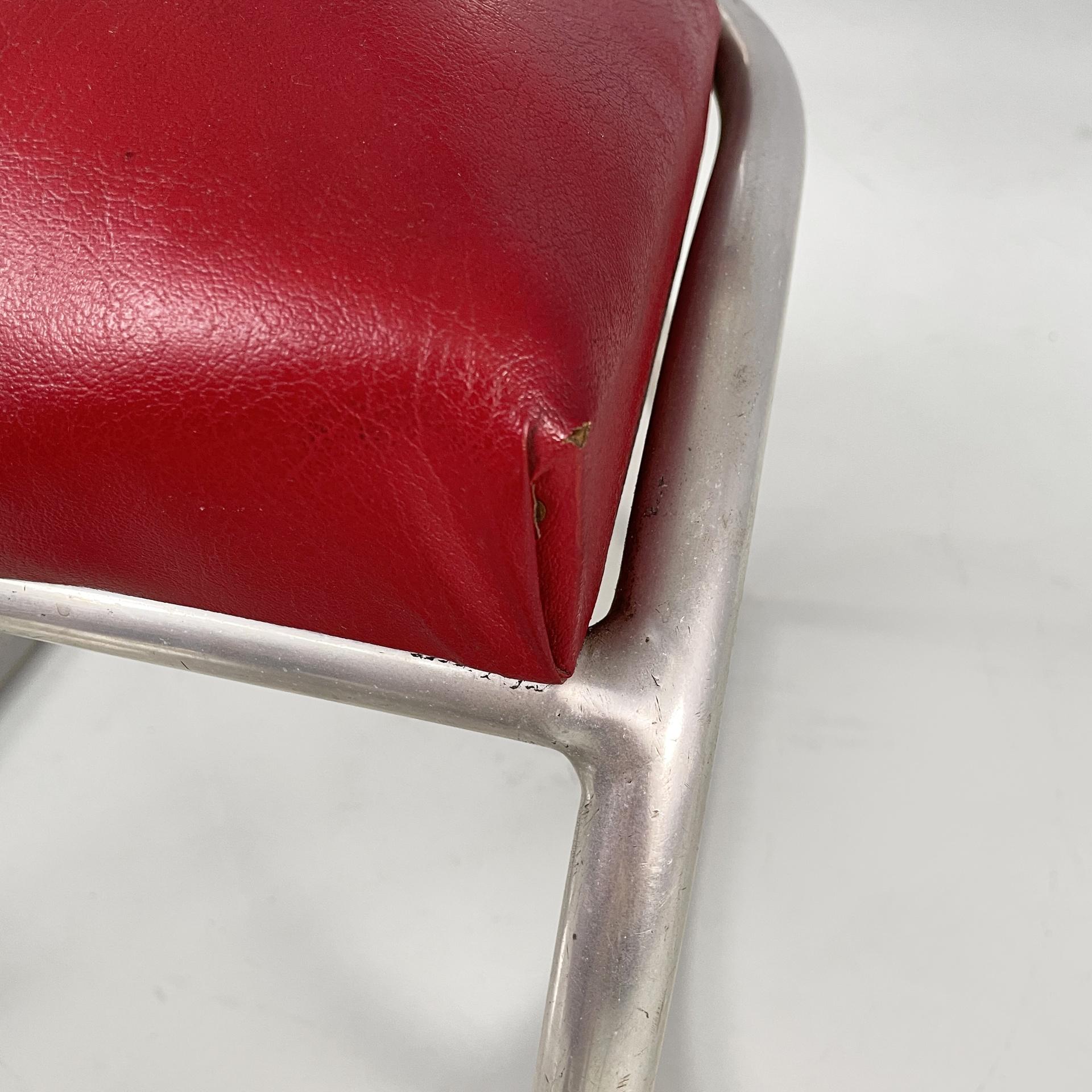 Chaises françaises en faux cuir rouge et métal, années 1930 en vente 7