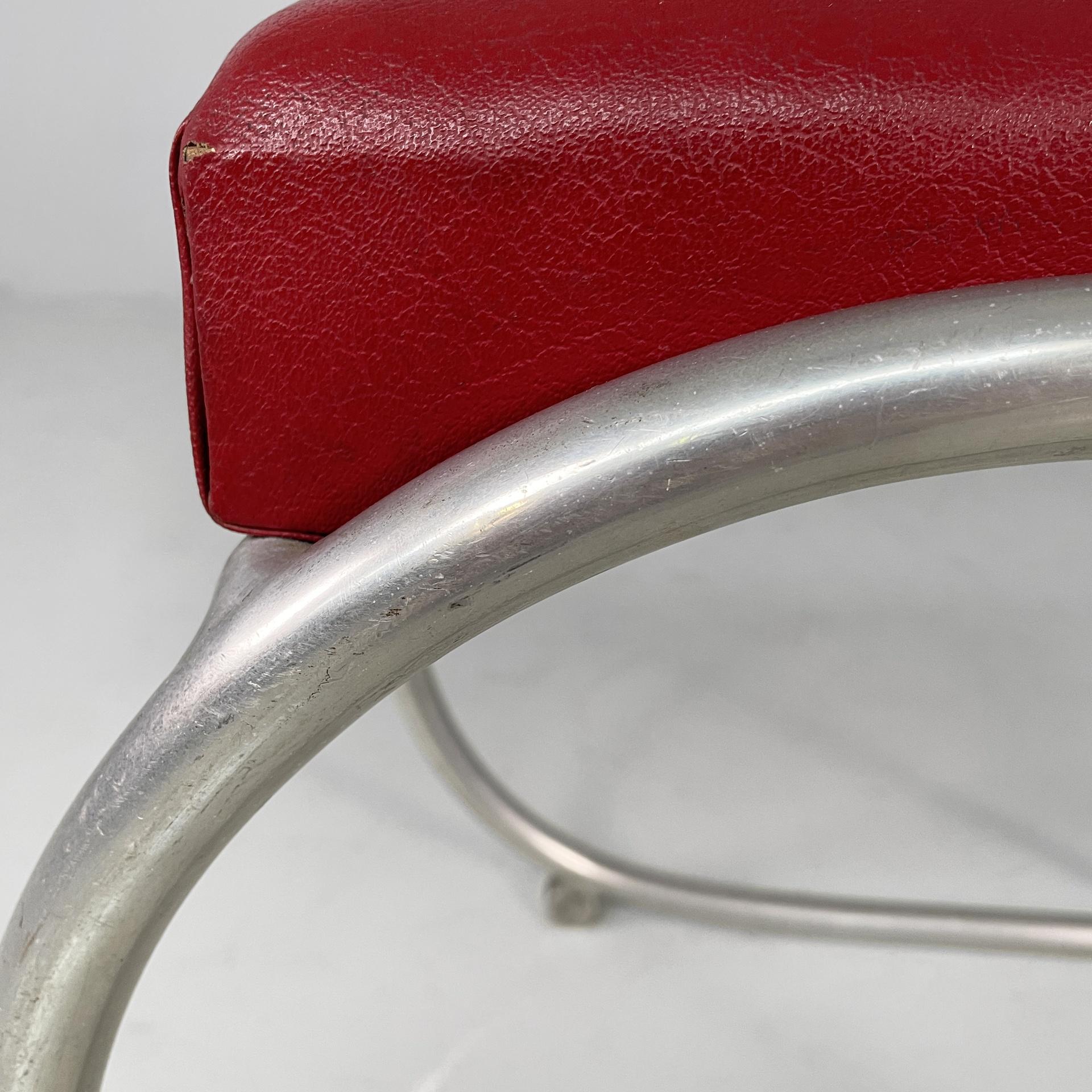 Chaises françaises en faux cuir rouge et métal, années 1930 en vente 8