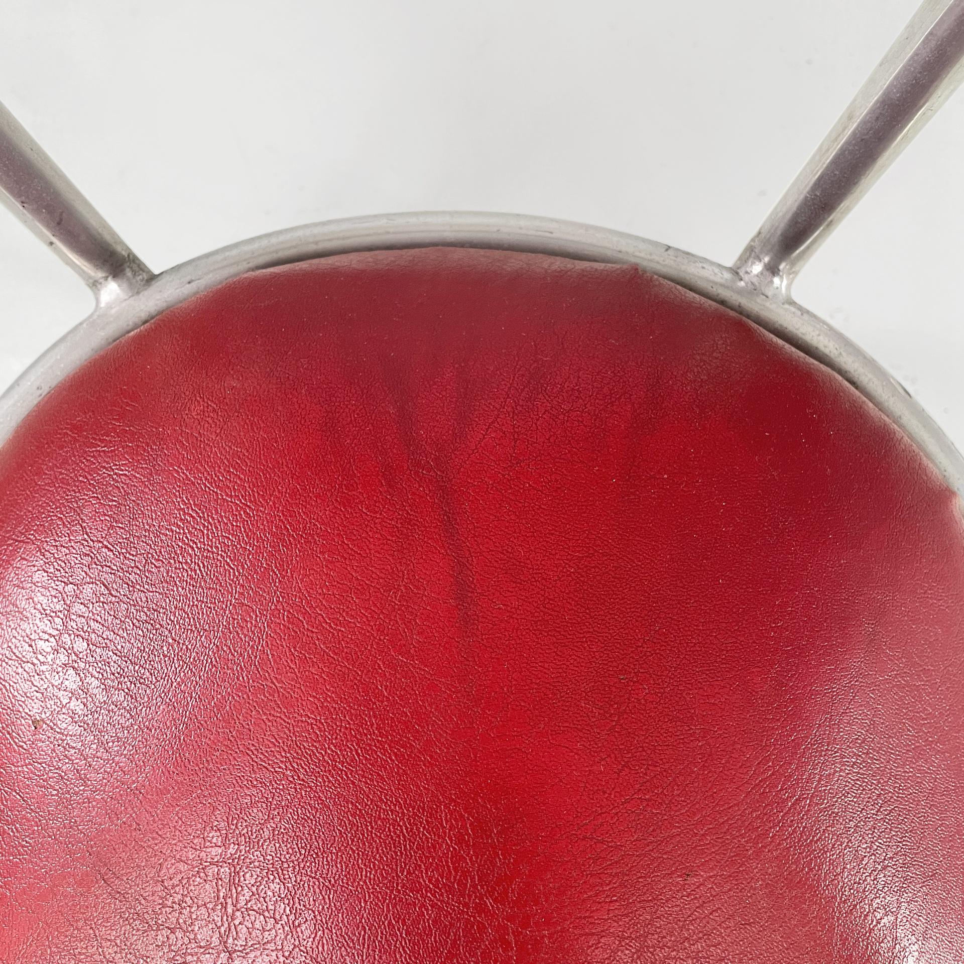 Chaises françaises en faux cuir rouge et métal, années 1930 en vente 10