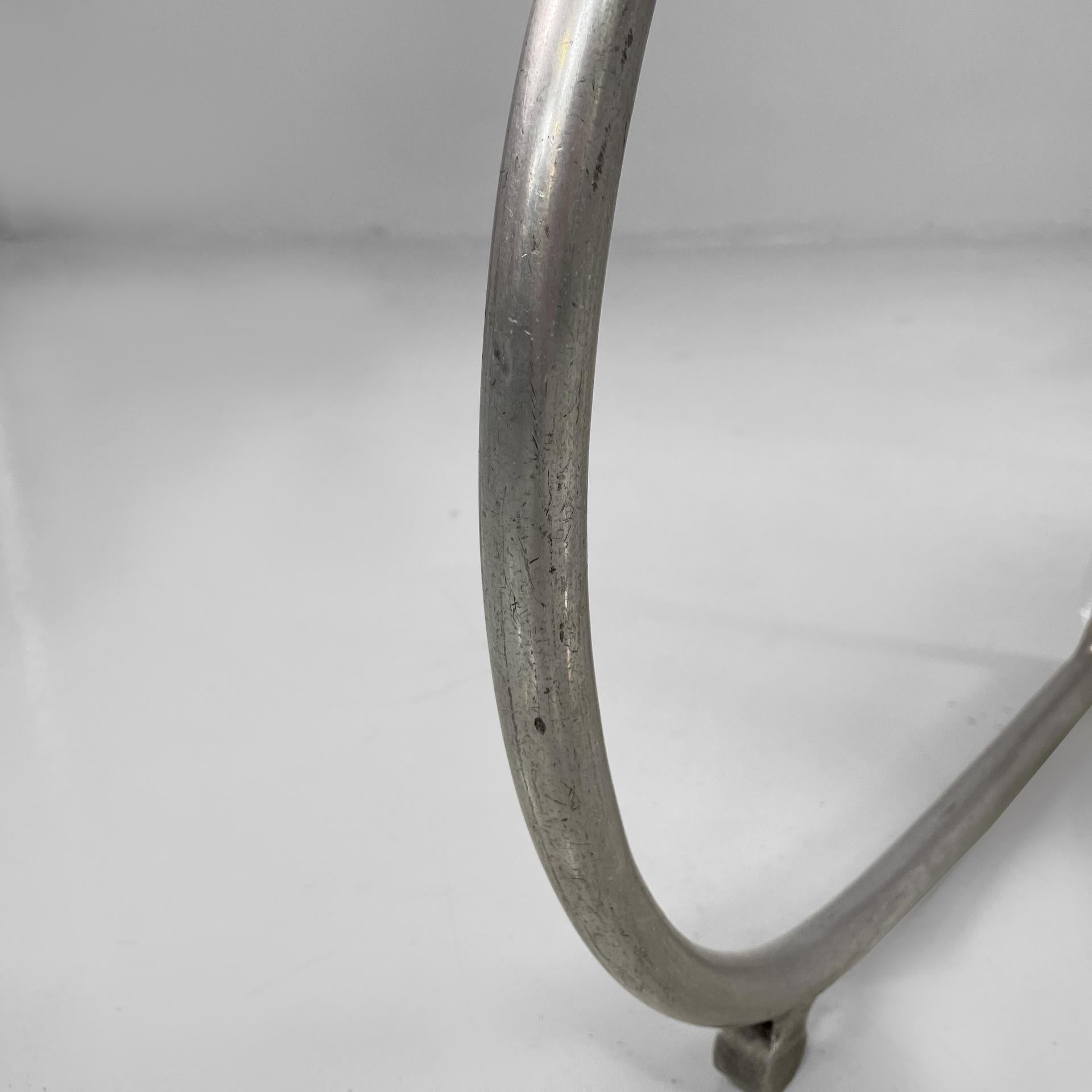 Chaises françaises en faux cuir rouge et métal, années 1930 en vente 11
