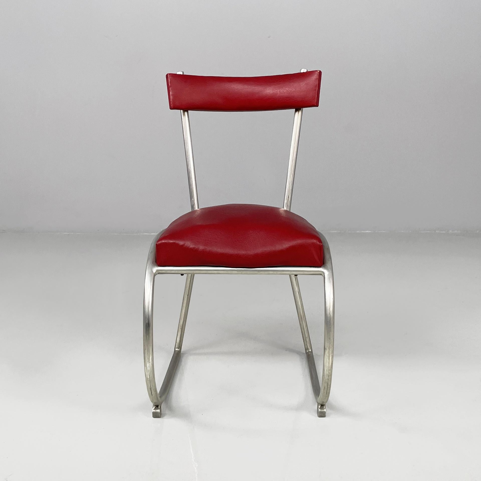 Chaises françaises en faux cuir rouge et métal, années 1930
Paire de chaises avec assise et dossier, rembourrées et tapissées en faux cuir rouge. La structure et les pieds sont faits de tubes métalliques courbés. Les pattes avant sont de forme