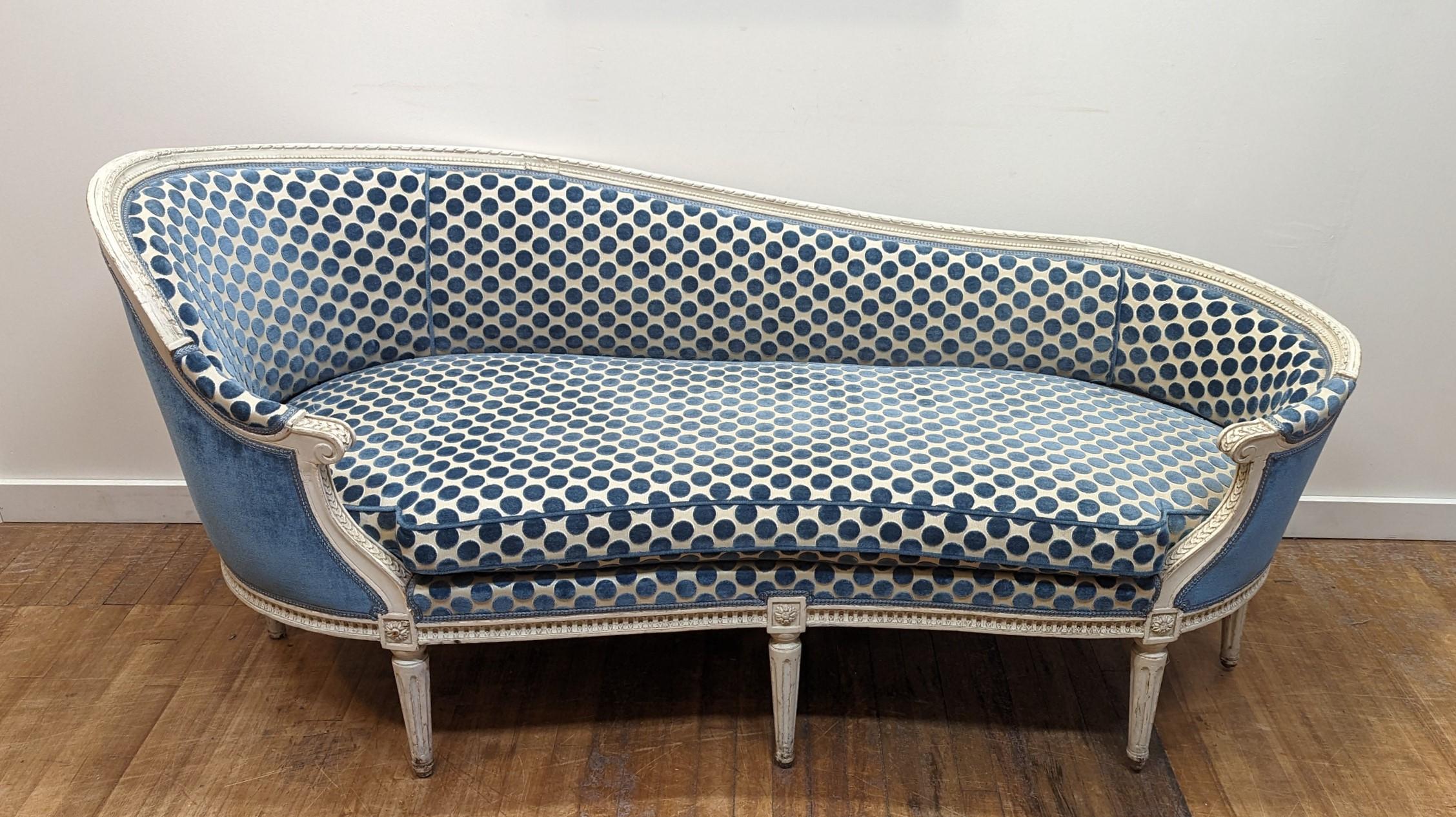 Hand-Carved French Chaise Longue Louis XVI  For Sale
