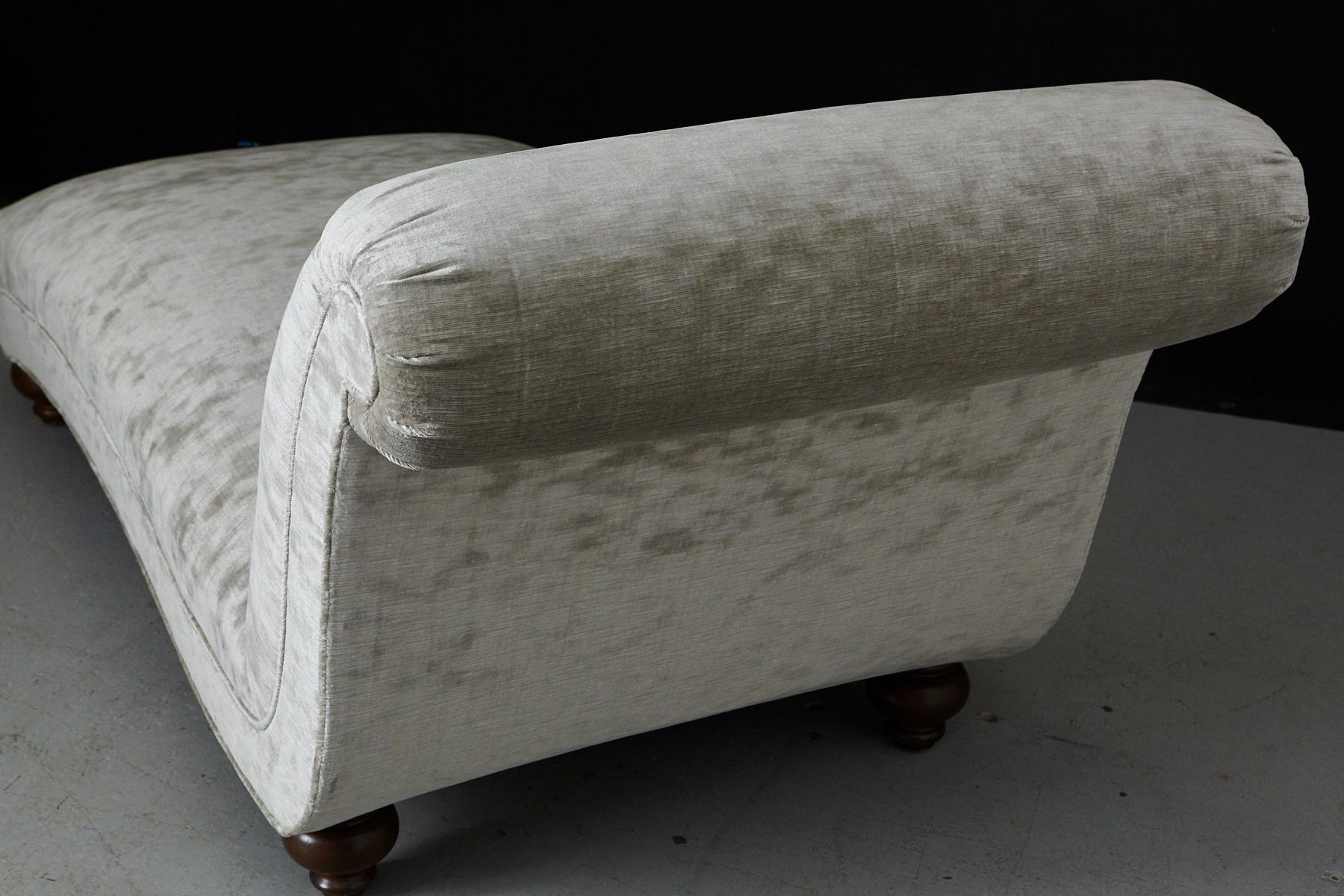 Chaise longue française avec tapisserie neuve en velours strié, datant d'environ les années 1930 en vente 5