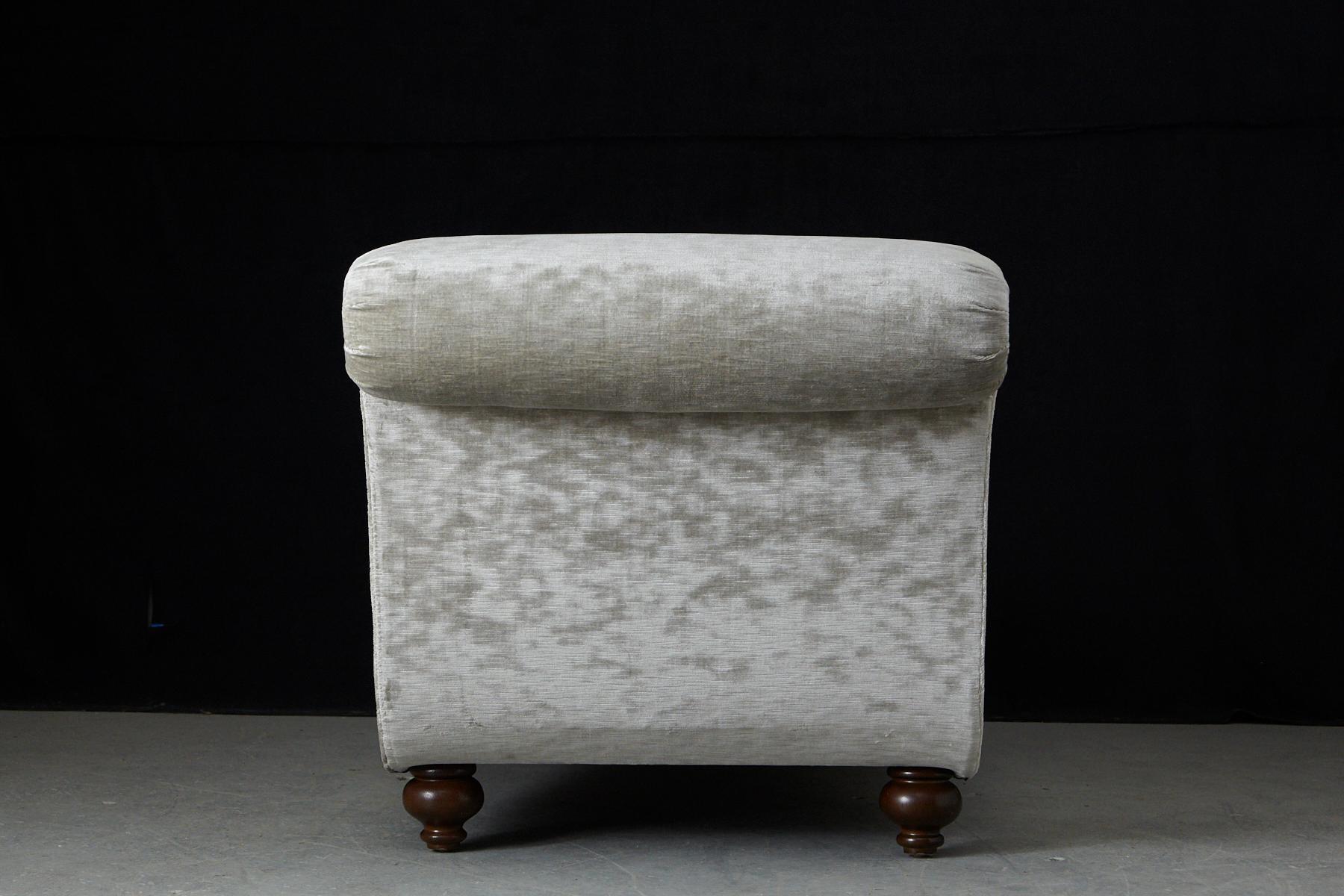 French Chaise Longue with New Upholstery in Striae Velvet, circa 1930s For Sale 10