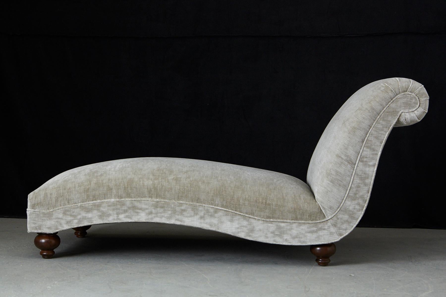 Magnifique chaise longue française des années 1930 au design puriste et à la forme joliment incurvée, montée sur des pieds boules. La pièce a été récemment recouverte d'un velours beige strié. Une pièce très confortable et très remarquée.
