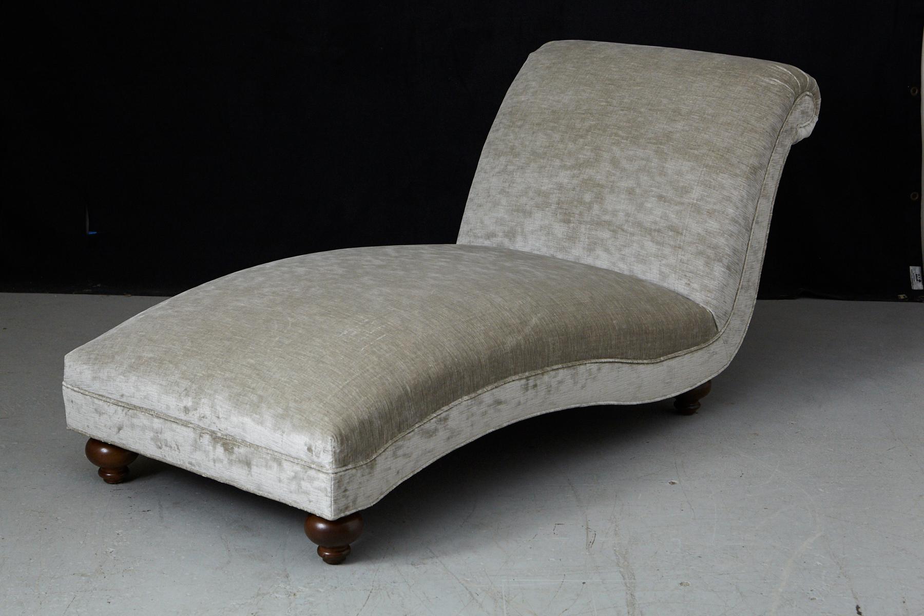 20th Century French Chaise Longue with New Upholstery in Striae Velvet, circa 1930s For Sale