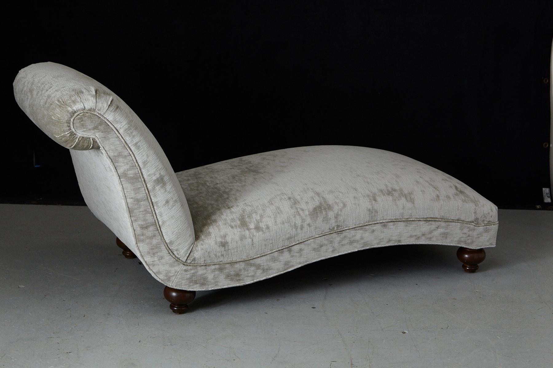 French Chaise Longue with New Upholstery in Striae Velvet, circa 1930s For Sale 1