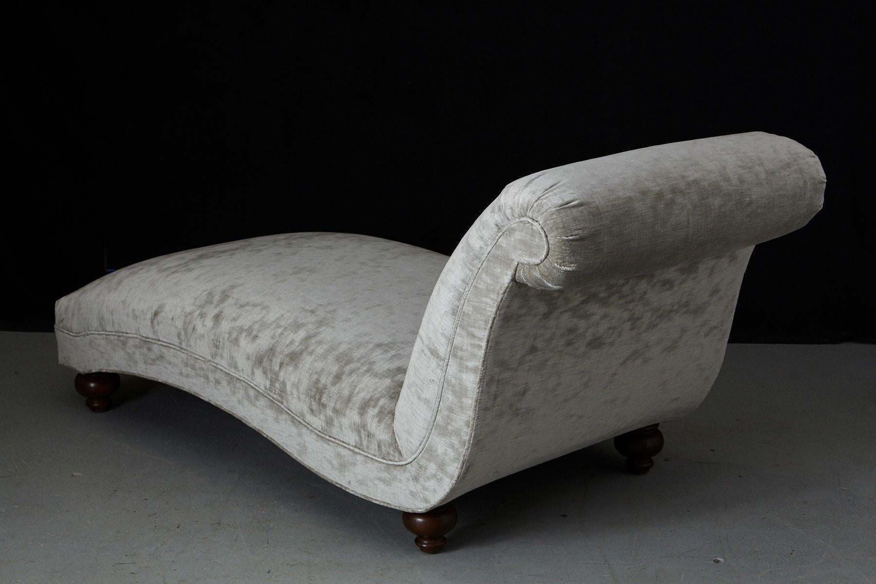 20ième siècle Chaise longue française avec tapisserie neuve en velours strié, datant d'environ les années 1930 en vente