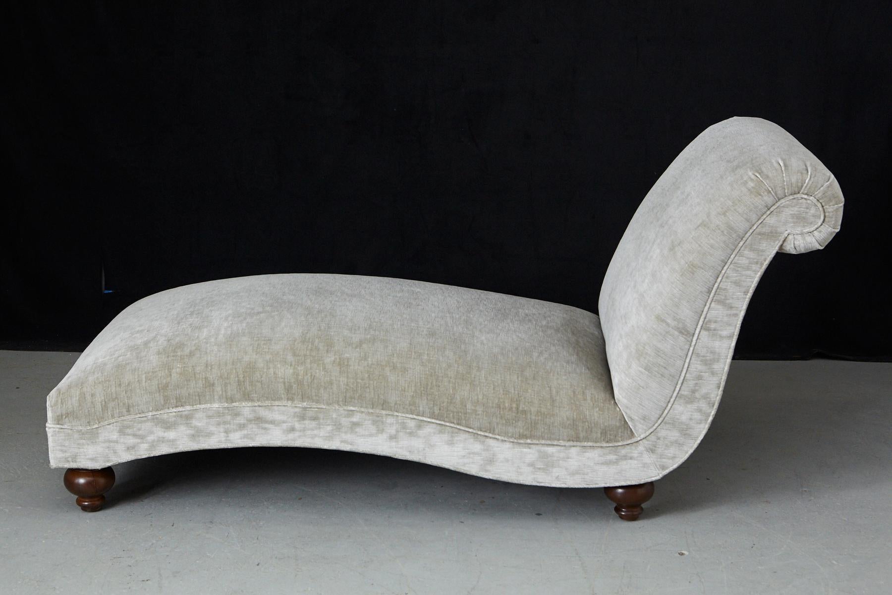 French Chaise Longue with New Upholstery in Striae Velvet, circa 1930s For Sale 3
