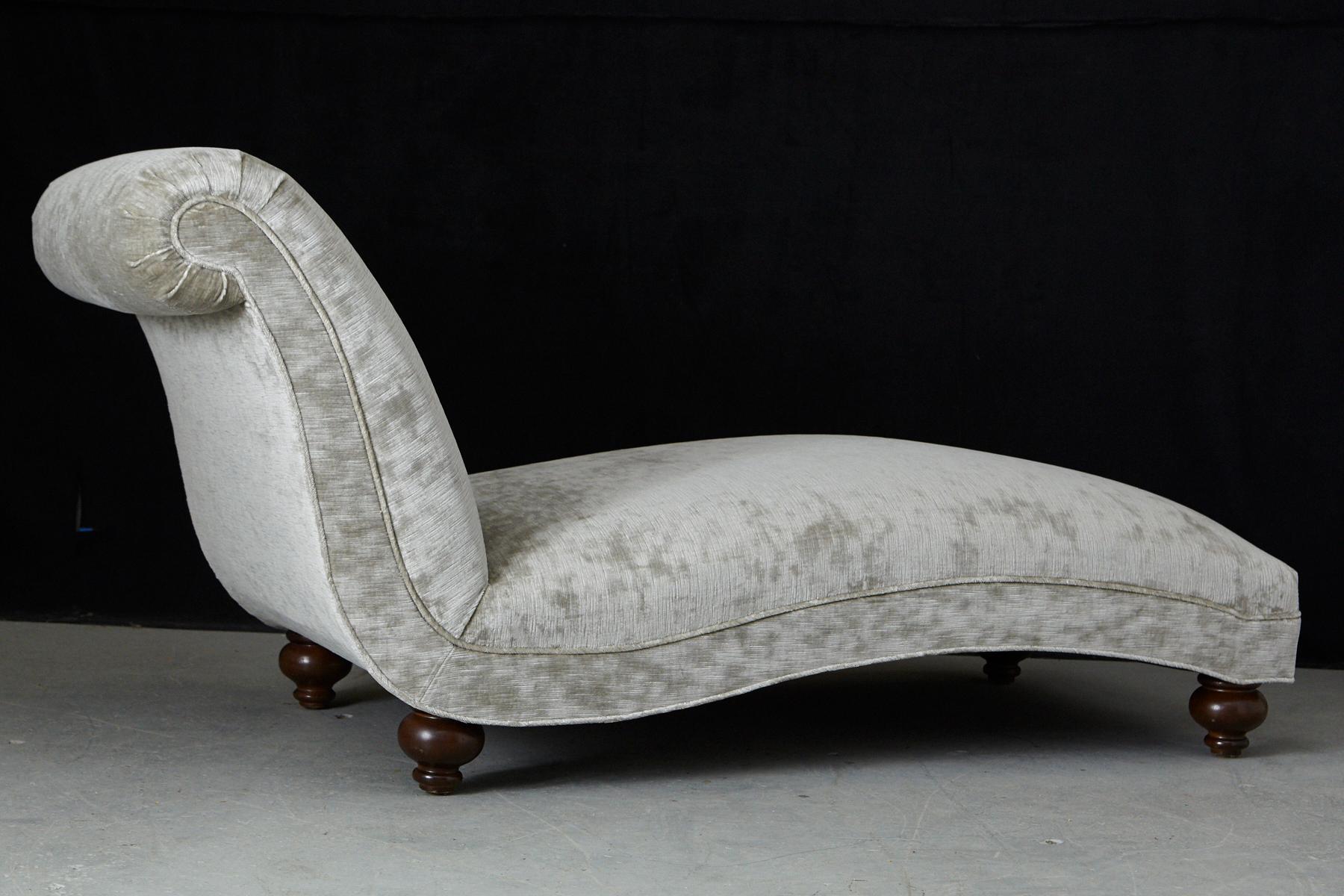 French Chaise Longue with New Upholstery in Striae Velvet, circa 1930s For Sale 4