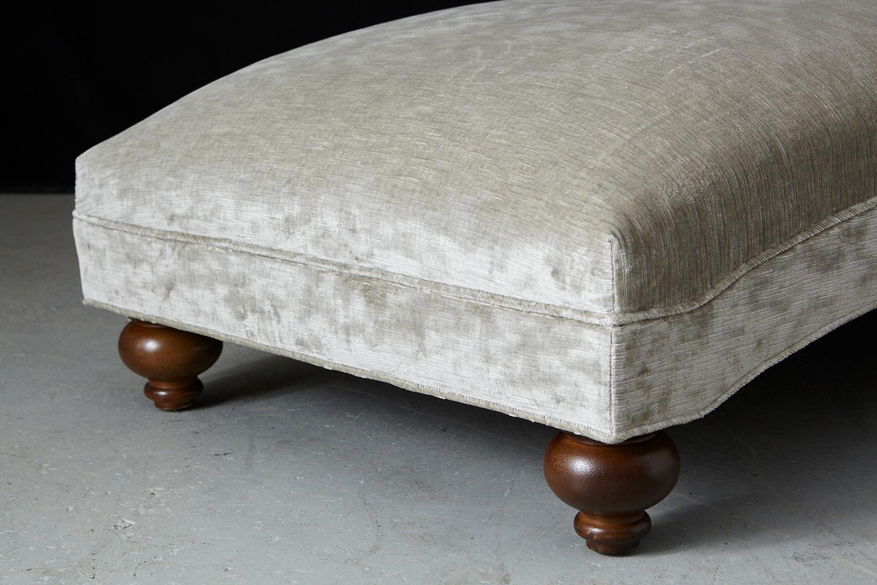 French Chaise Longue with New Upholstery in Striae Velvet, circa 1930s For Sale 5