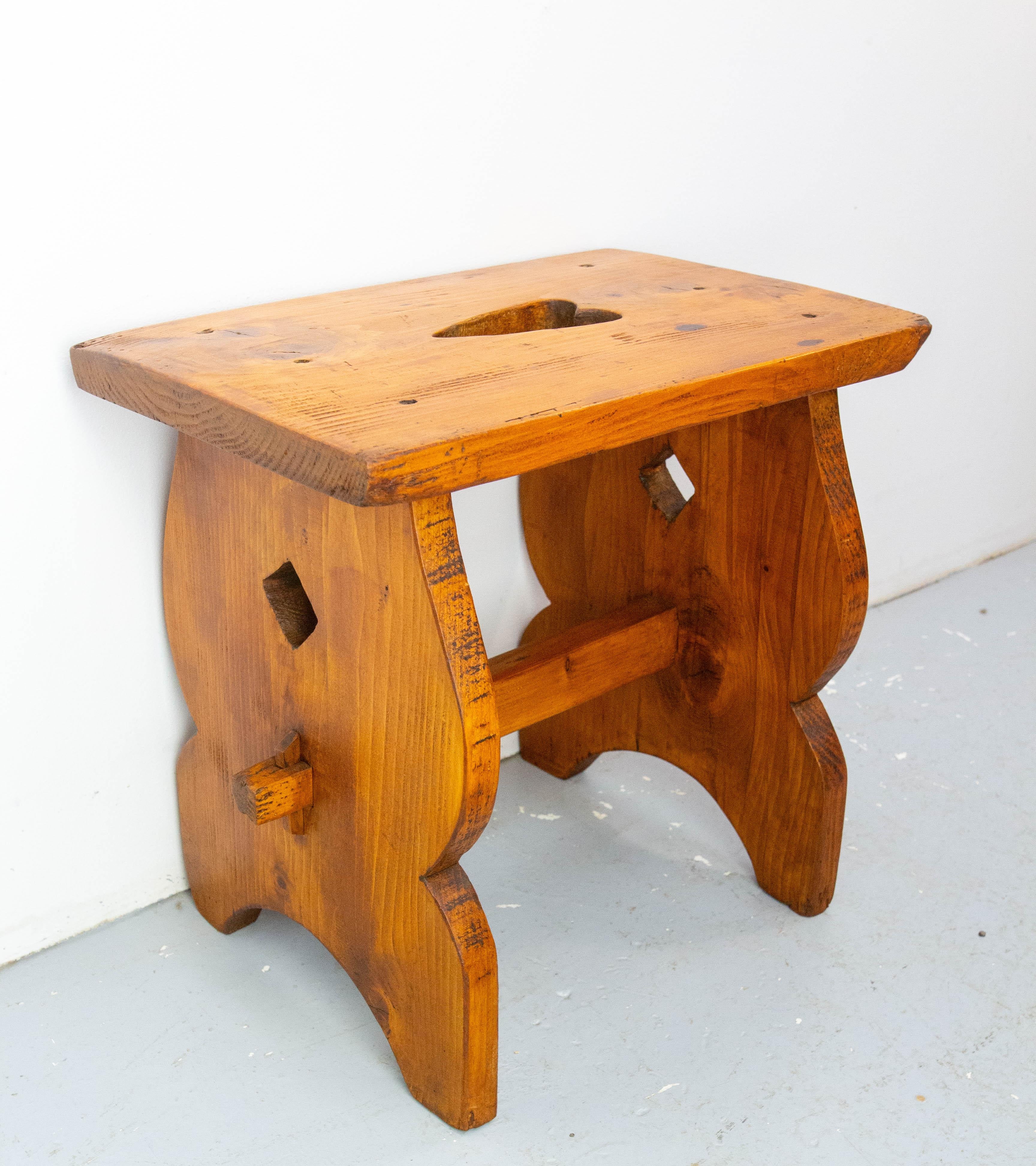 Sgabello francese in legno color ciliegio, con una forma a cuore tagliata sul piano e forme a scacchiera sui lati.
In buone condizioni, solido e robusto.

Spedizione:
33 / 54 / 56 cm 5 kg