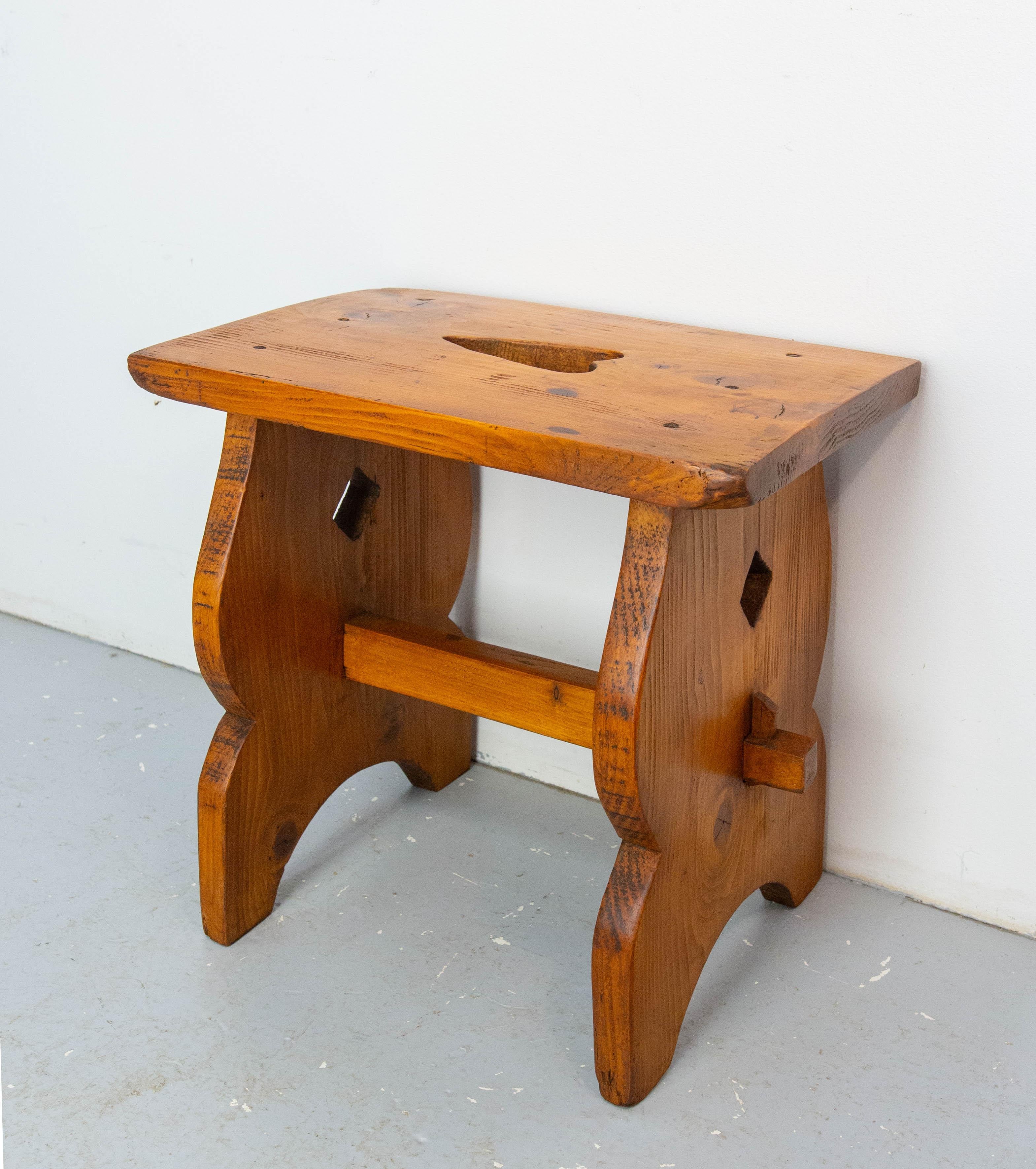 Mid-Century moderno Sgabello Chalet francese in pino color ciliegio, circa 1940 in vendita