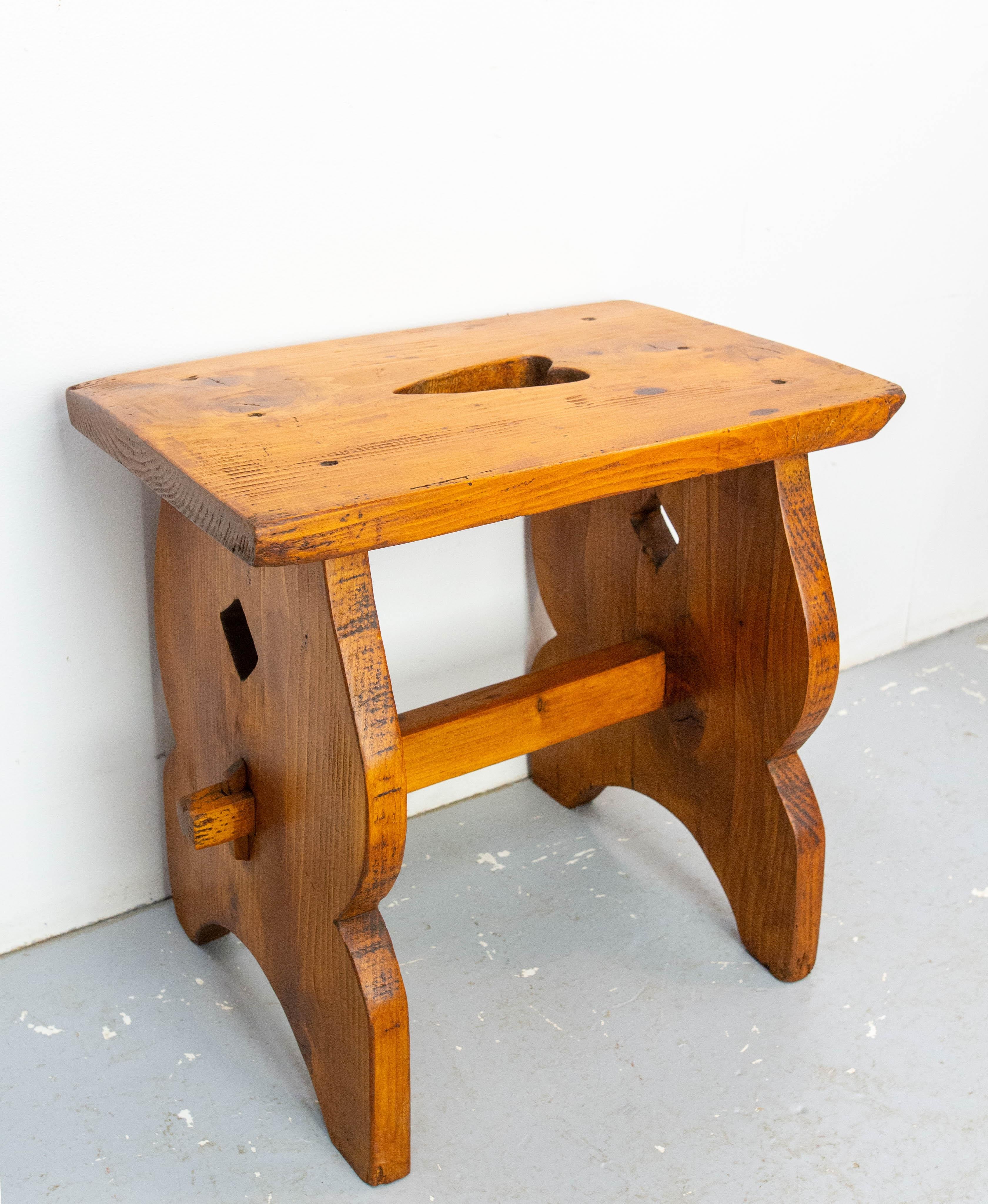 Spagnolo Sgabello Chalet francese in pino color ciliegio, circa 1940 in vendita