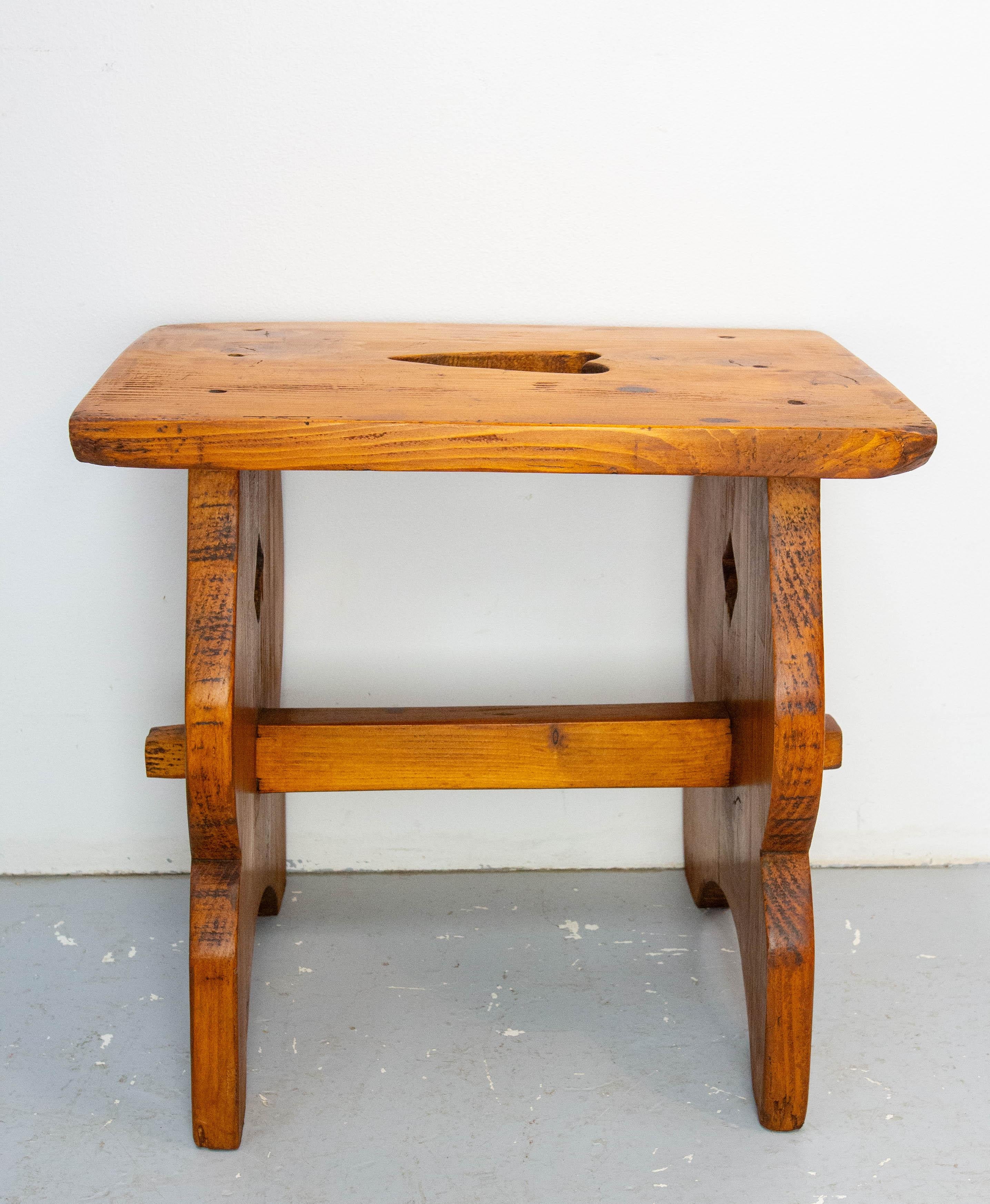 Sgabello Chalet francese in pino color ciliegio, circa 1940 In condizioni buone in vendita a Labrit, Landes