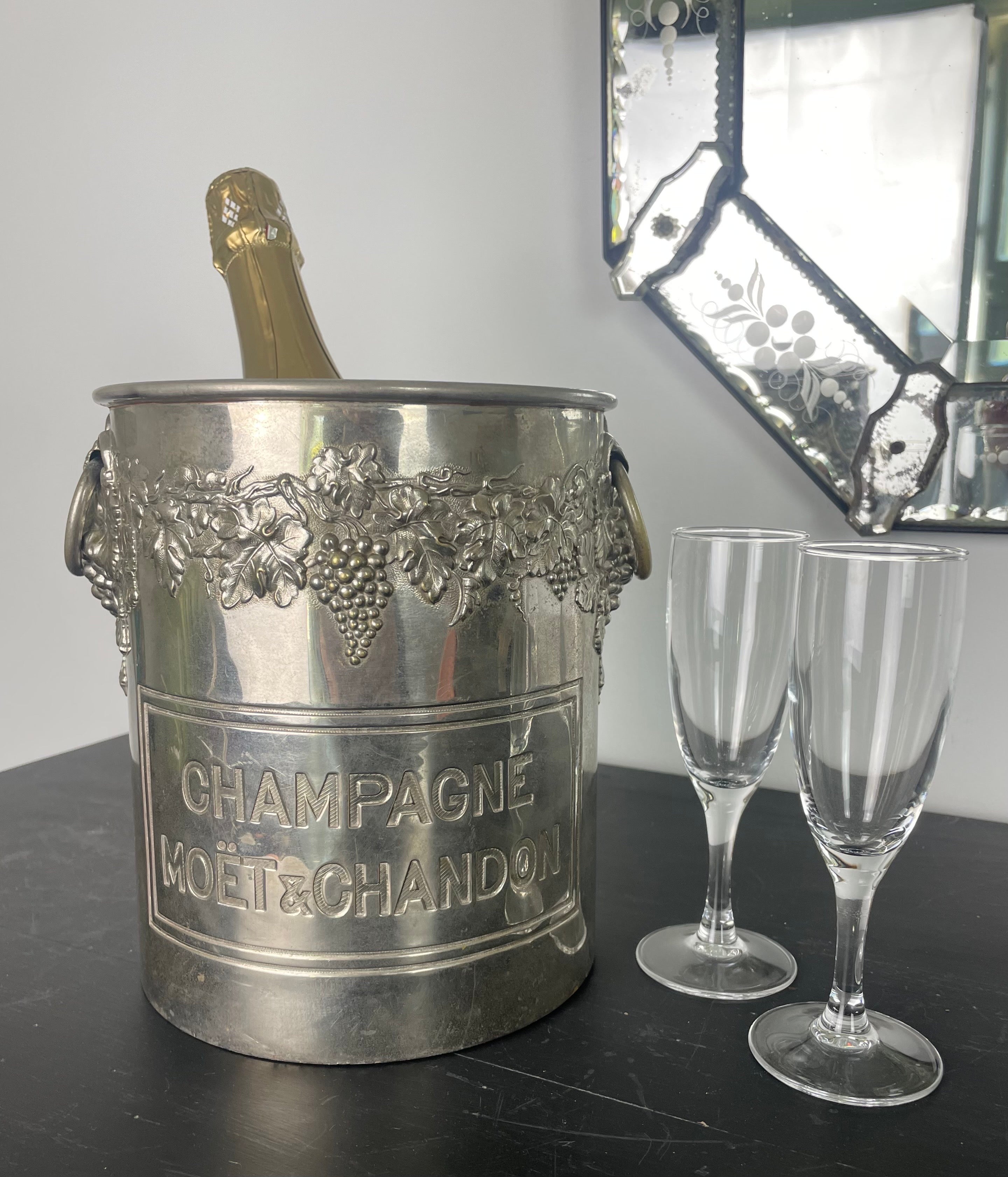 Very beautiful Champagne bucket, ice bucket, wine cooler in silver metal 