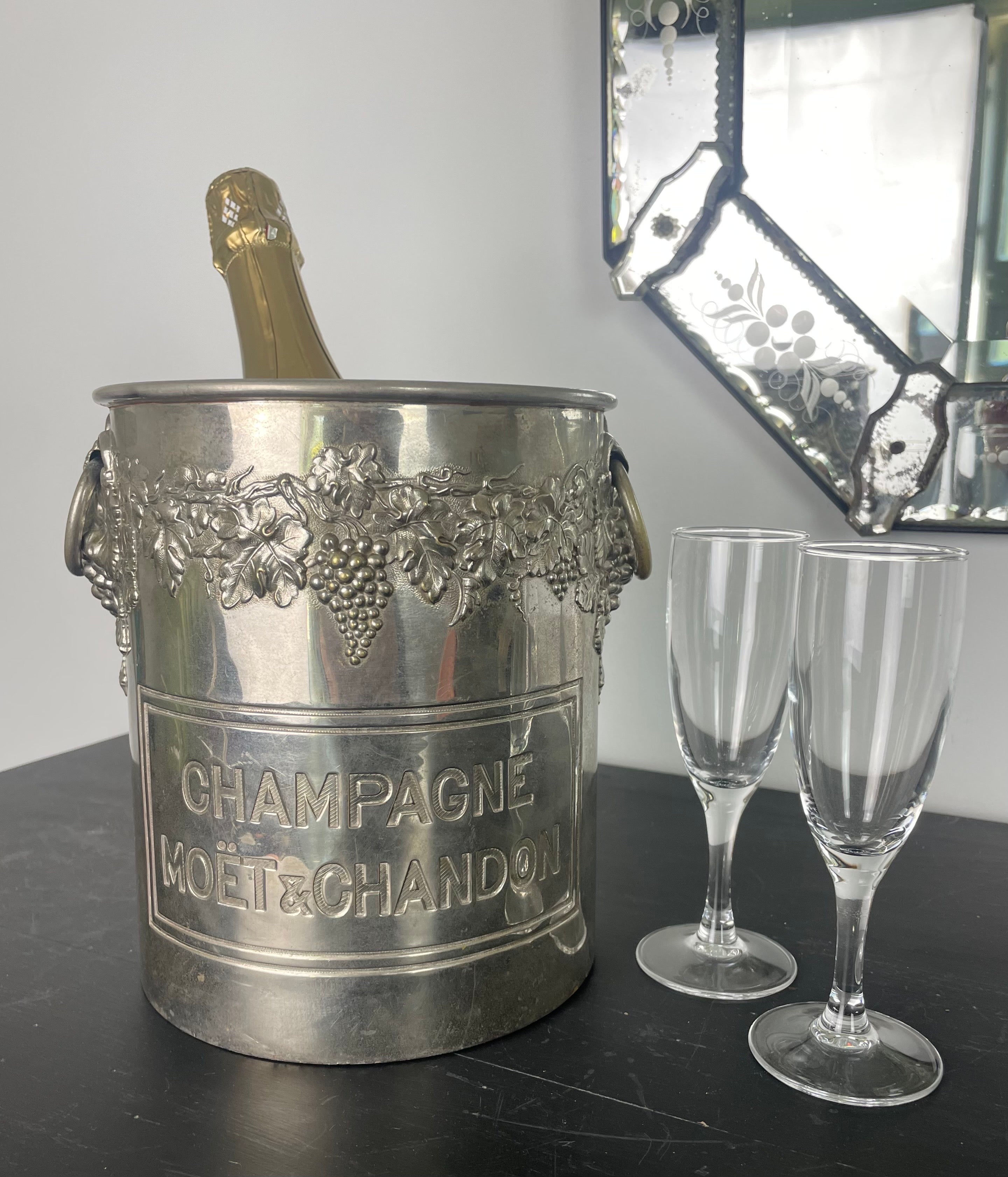 Very beautiful Champagne bucket, ice bucket, wine cooler in silver metal 