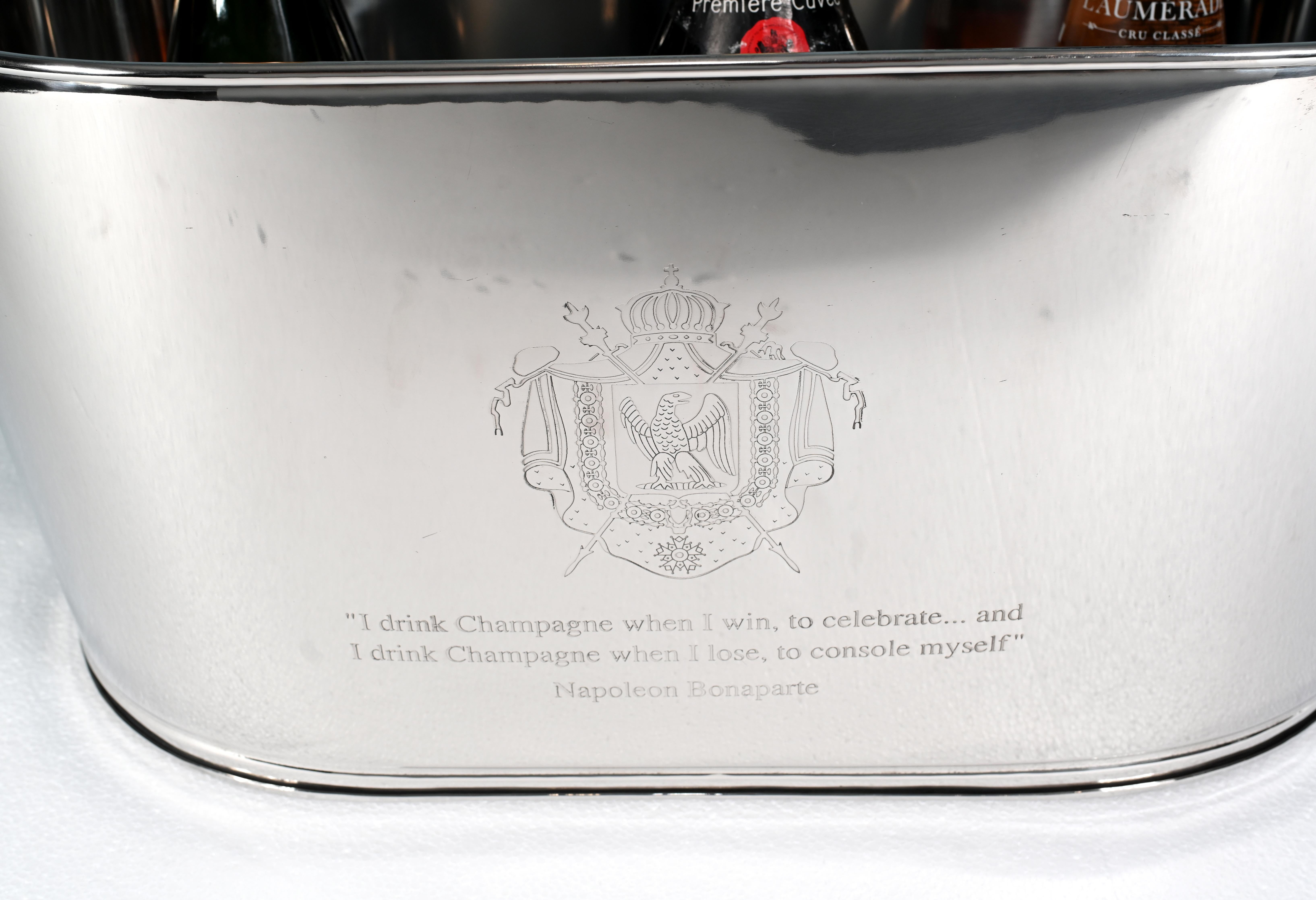 Meraviglioso grande refrigeratore per vini francese in argento che può contenere 8 bottiglie
Un accessorio fantastico per ogni festa
Ottima patina per il piatto d'argento
Su un lato c'è una citazione di Lily Bollinger (famosa per lo champagne):
