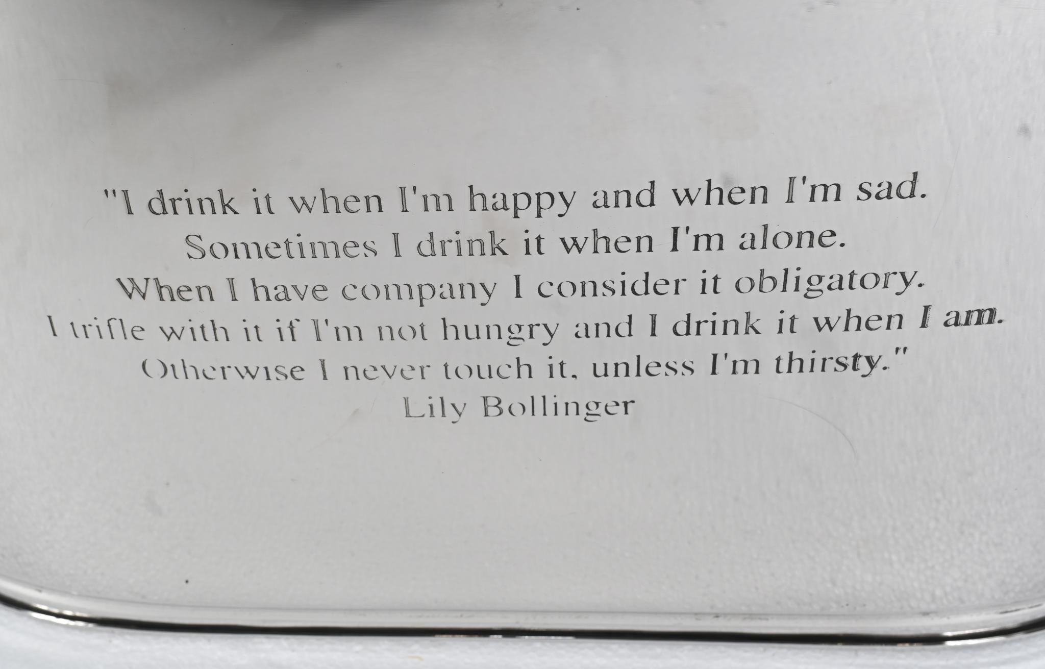 Merveilleux grand rafraîchisseur à vin en métal argenté pouvant contenir 8 bouteilles
Un accessoire idéal pour toutes les fêtes
Belle patine de la plaque d'argent
D'un côté, il y a une citation de Lily Bollinger (célèbre pour son champagne) :
