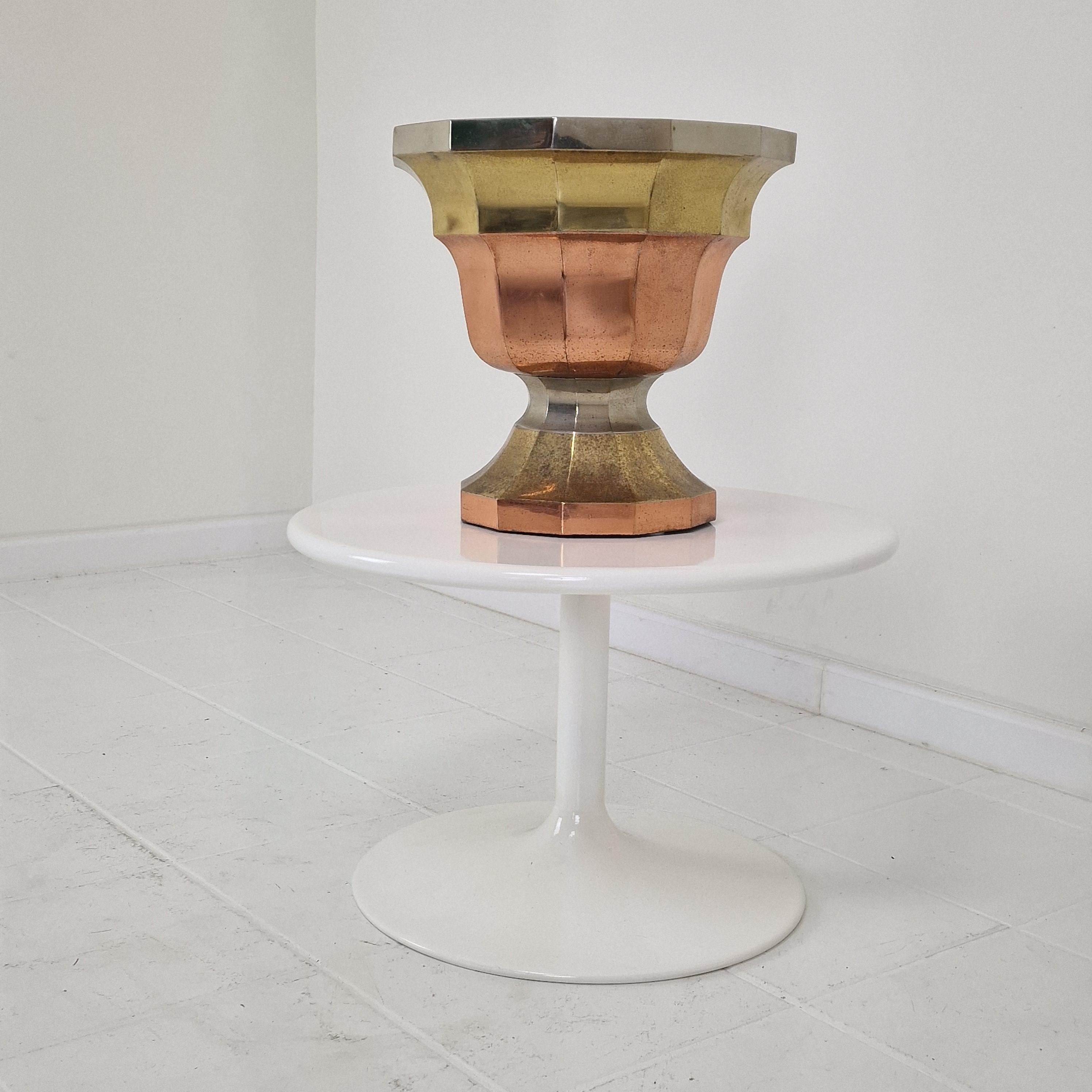 Eleva tu estilo de entretenimiento con esta llamativa champañera francesa, fabricada con una sofisticada combinación de latón cobrizo pulido y cromo. 

Con su elegante silueta y su diseño atemporal, esta pieza aporta funcionalidad y estilo a