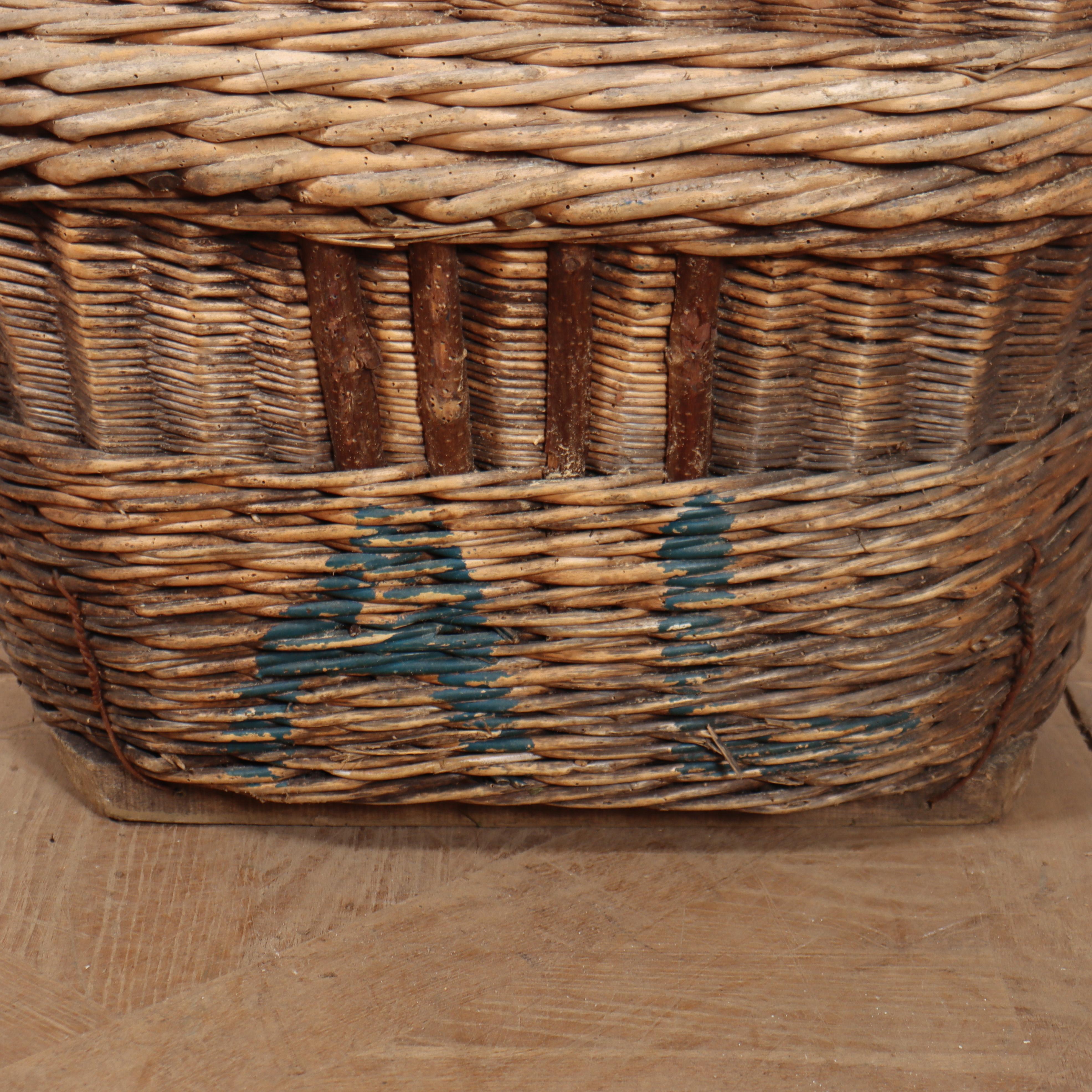 Panier à champagne en osier français du début du 20e siècle. La lourdeur de cette pièce en ferait un merveilleux panier à bûches. 1920.


Code : 8779

Dimensions :
W: 30