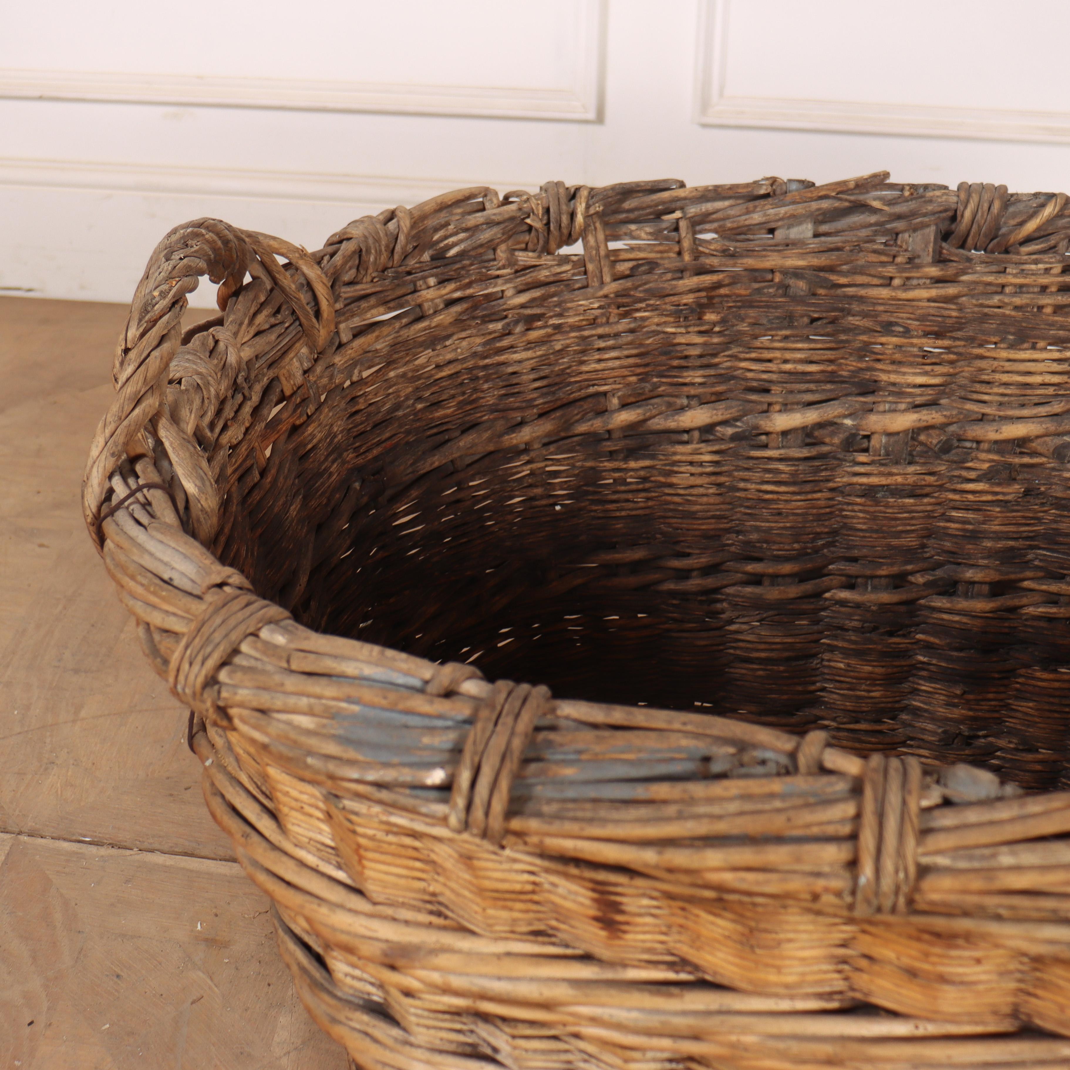 Panier à champagne en osier français du début du 20e siècle. La lourdeur de cette pièce en ferait un merveilleux panier à bûches. 1920.


Code : 8780

Dimensions :
W: 31
