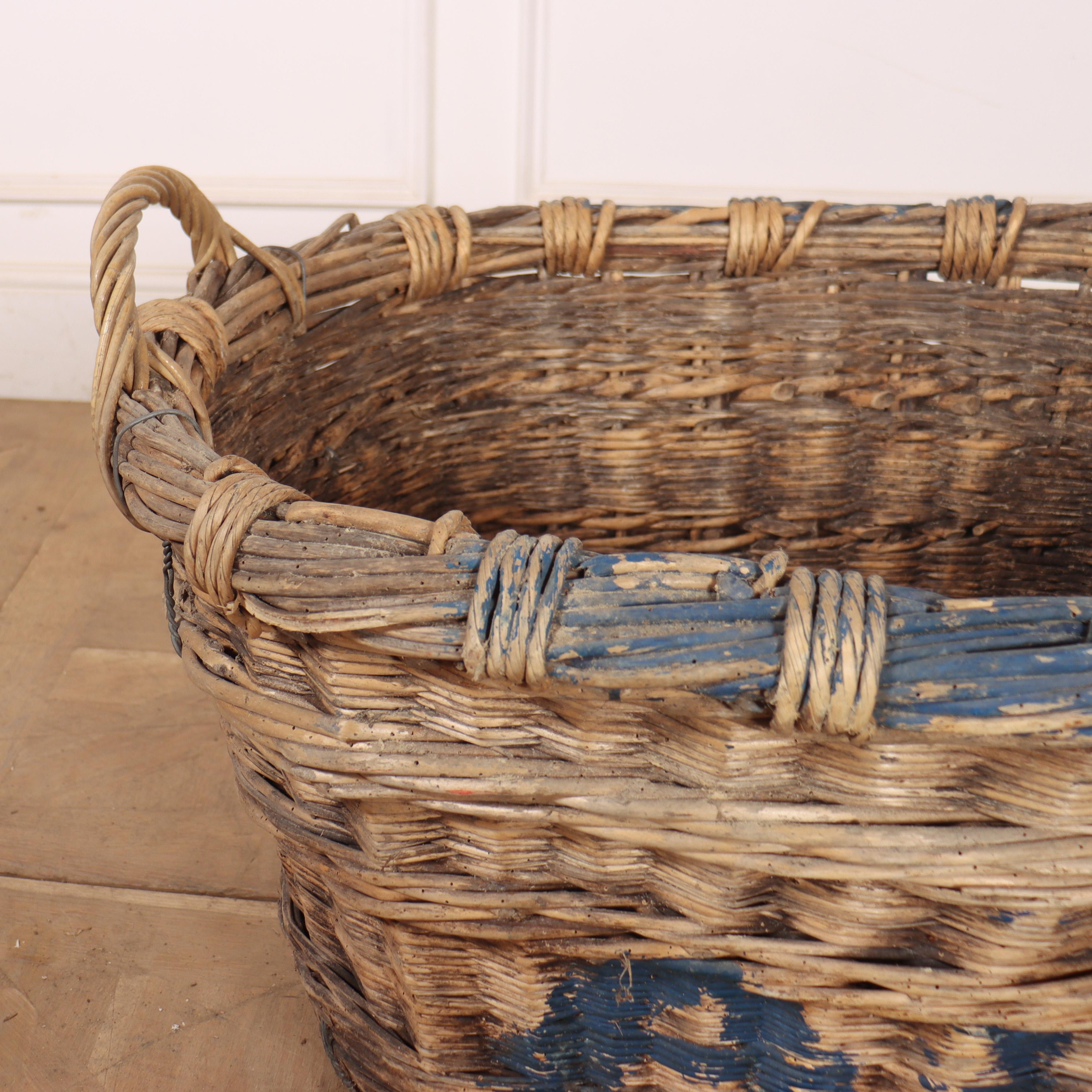 Panier à champagne en osier français du début du 20e siècle. La lourdeur de cette pièce en ferait un merveilleux panier à bûches. 1920.


Code : 8781

Dimensions :
W: 30