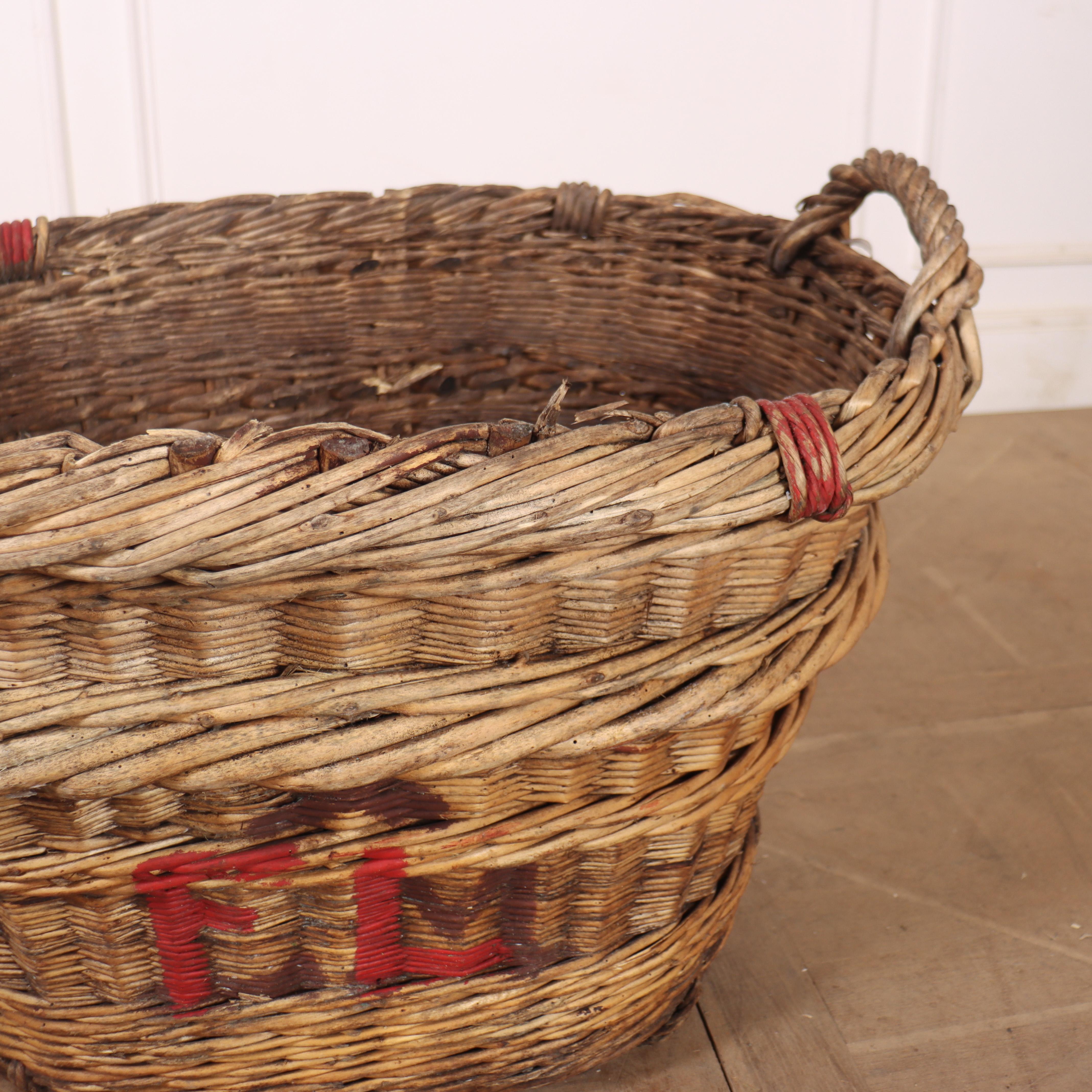 Panier à champagne en osier français du début du 20e siècle. La lourdeur de cette pièce en ferait un merveilleux panier à bûches. 1920.


Code : 8782

Dimensions :
W: 31