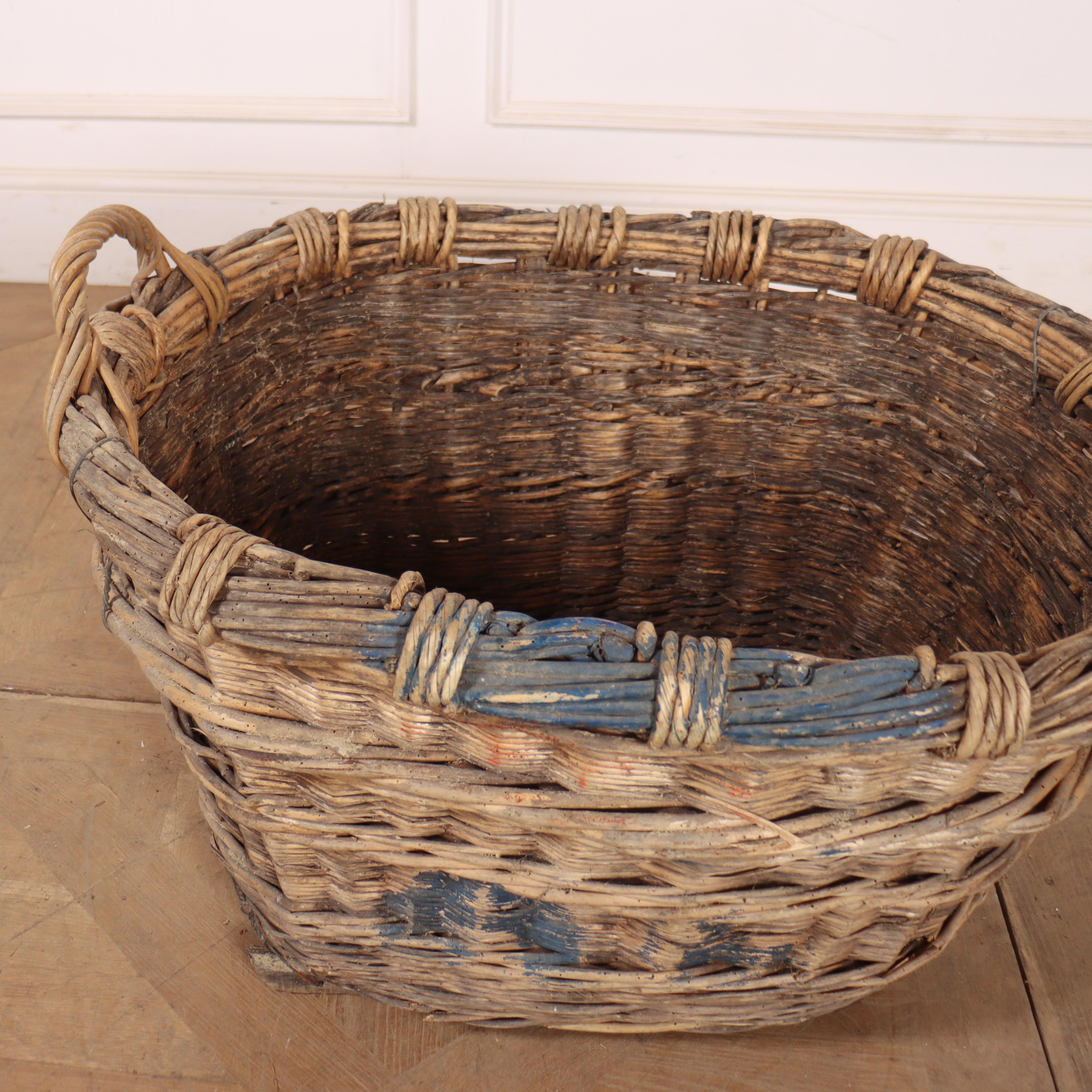 Panier à champagne en osier français du début du 20e siècle. La lourdeur de cette pièce en ferait un merveilleux panier à bûches. 1920.


Code : 8784

Dimensions :
W: 30