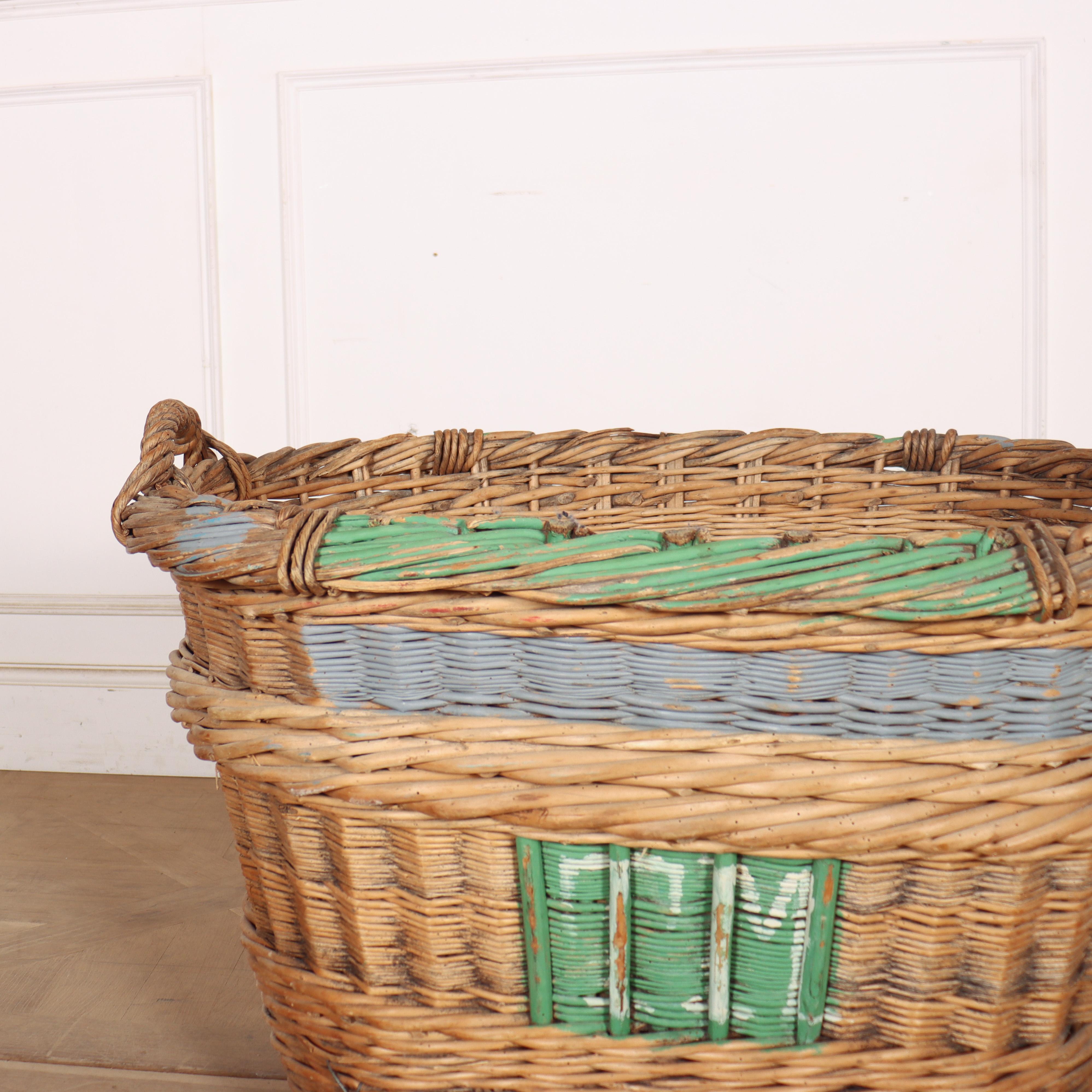 Cesta francesa de mimbre para uvas de champán de principios del siglo XX. Debido a su gran calidad, sería una magnífica cesta para troncos. 1920.

Código 8970

Dimensiones:
W: 34