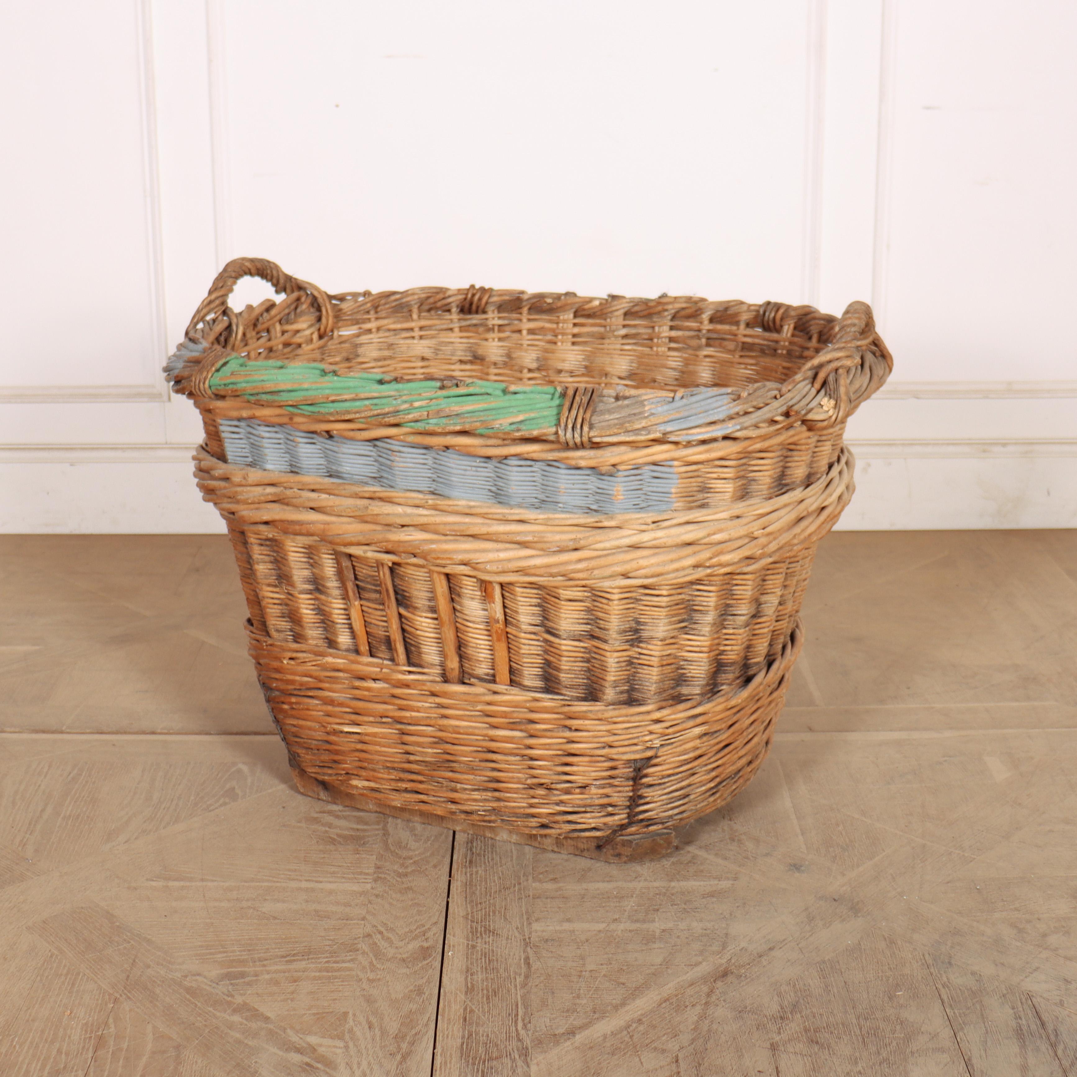 Cesta de uvas de champán francés siglo XX en venta