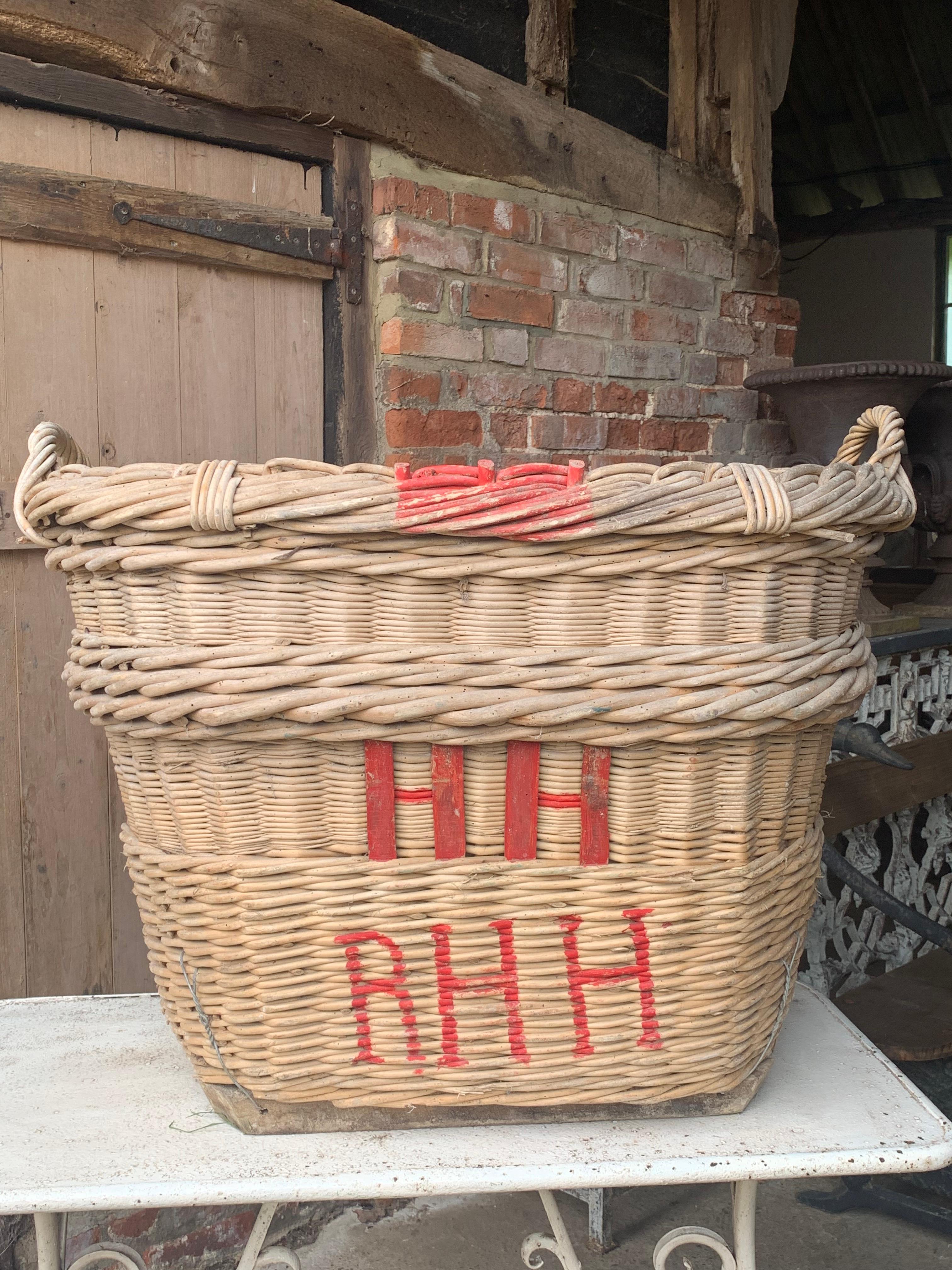French Champagne Grape Harvesting Basket In Good Condition For Sale In Ongar, GB