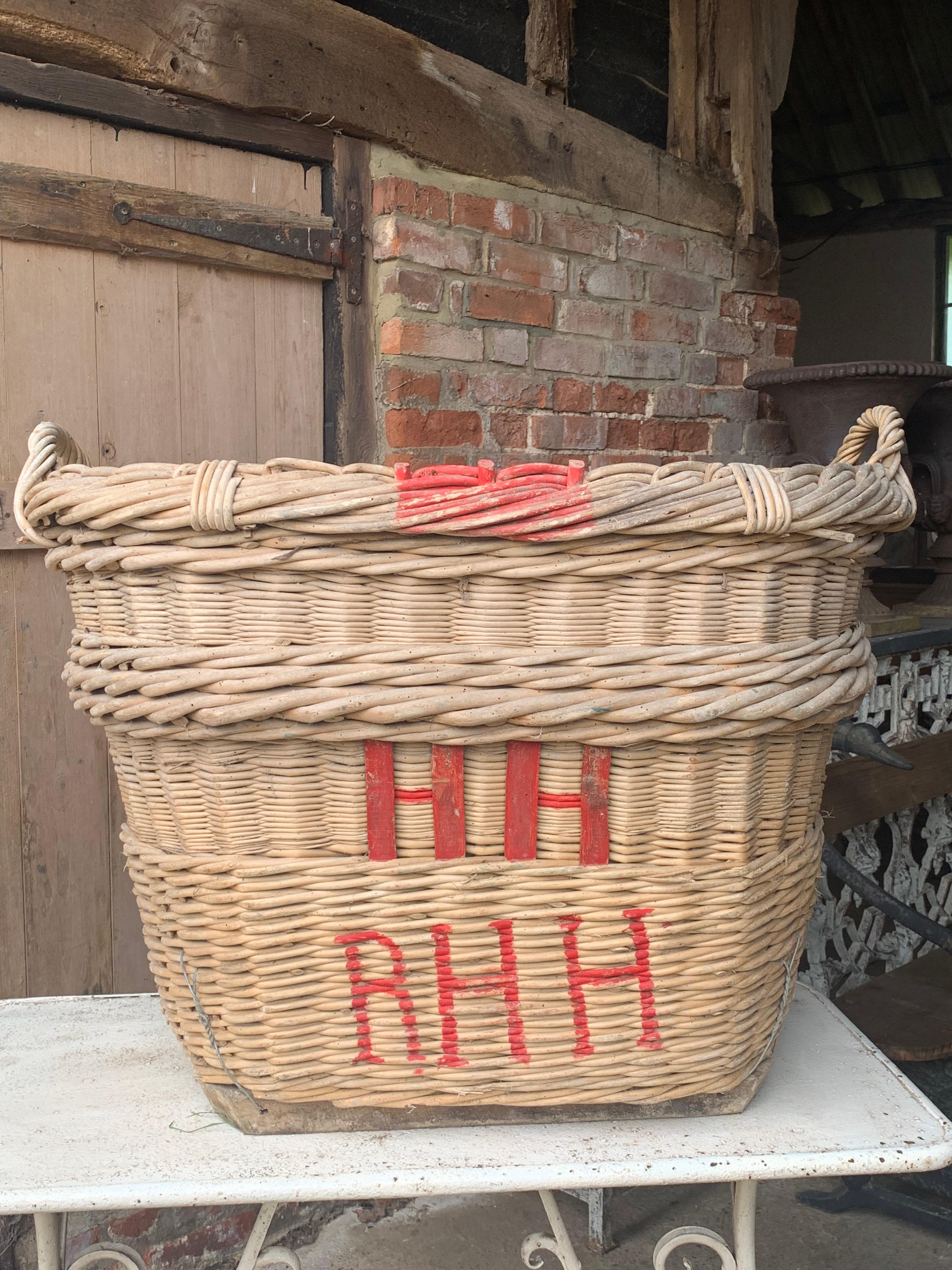 French Champagne Grape Harvesting Basket In Good Condition In Ongar, GB