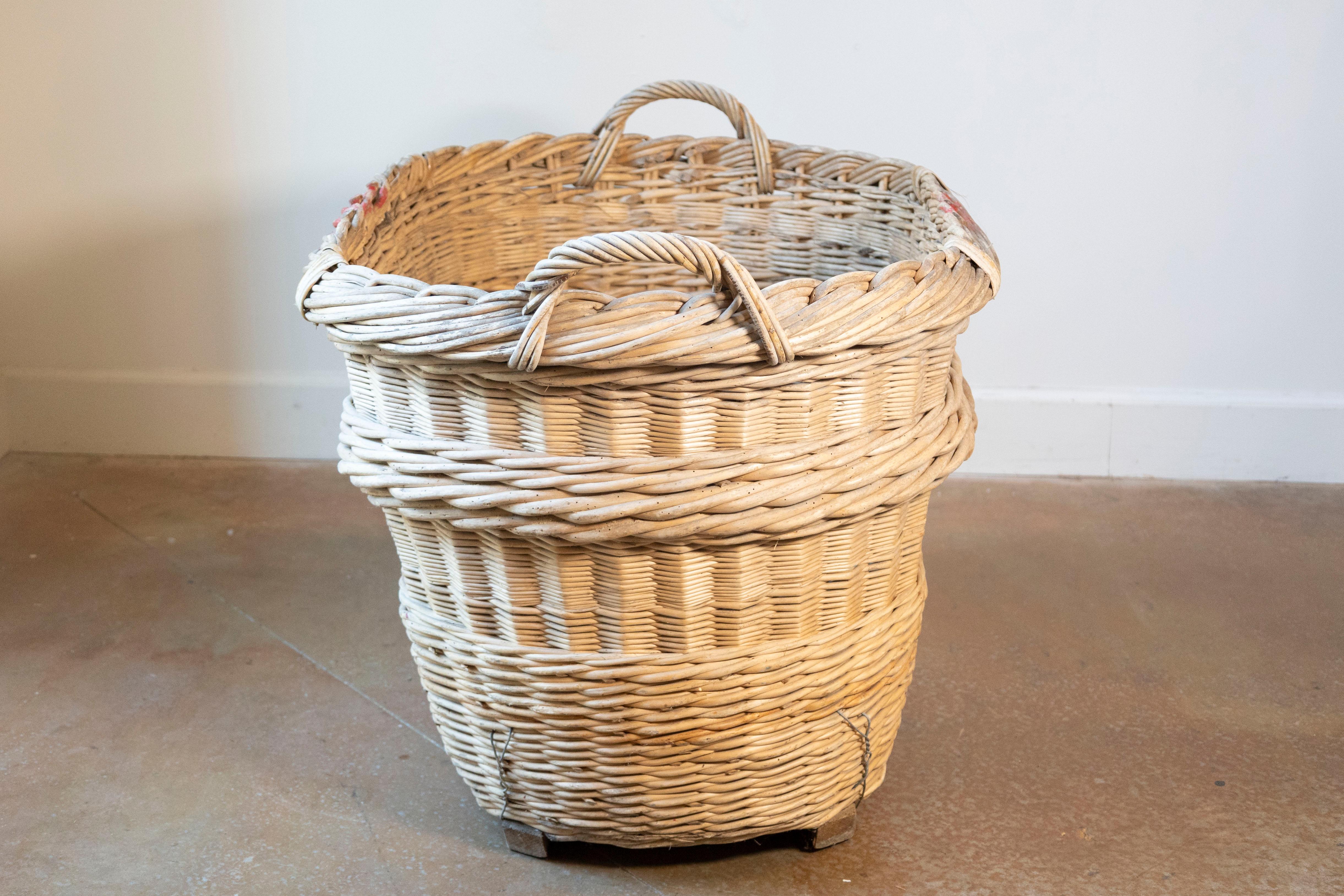 French Champagne Harvesting Basket, c. 1940s In Good Condition For Sale In Atlanta, GA