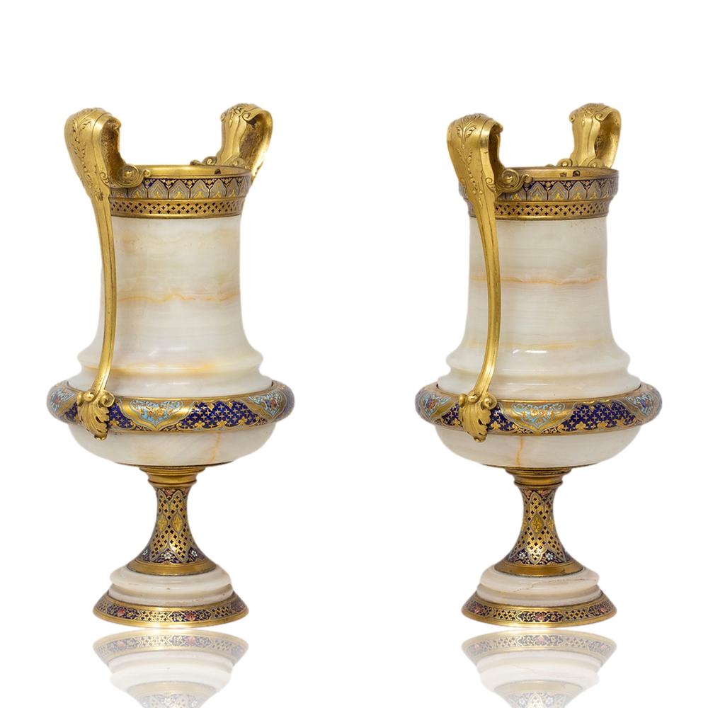 Französische Champleve- und Onyx-Urnen Barbedienne (Bronze) im Angebot