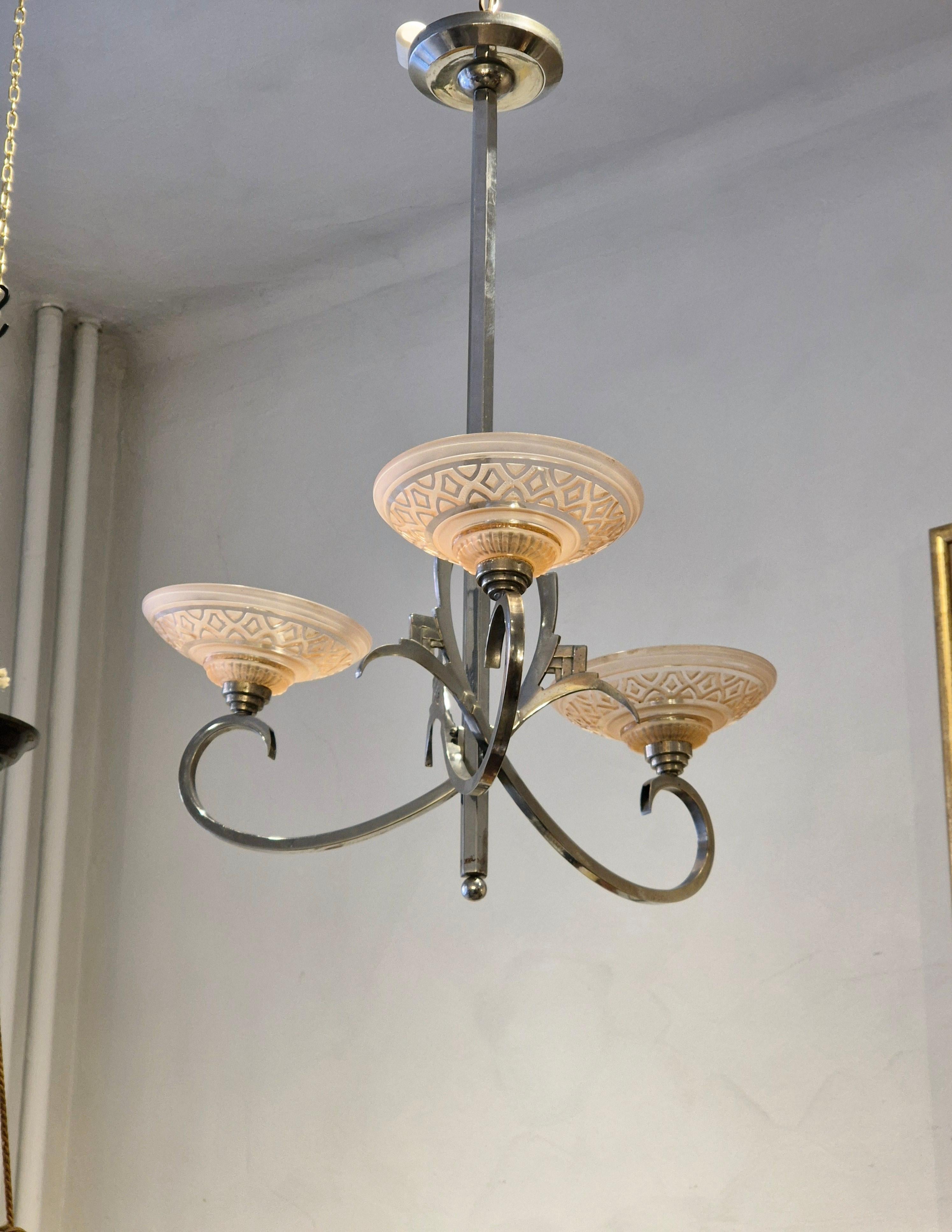 Lampadario Art Deco in metallo bianco e vetro rosa. Realizzato in Francia, anni '20-'20.

